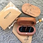 MYLYWOO Porte-picks de guitare avec 7 Prises 4 Épaisseurs pour guitare acoustique, Un cadeau unique pour musiciens ou amateurs de guitare,Mini Stockage de bijoux,Mèches en bois, 3.35×1.77×1.58 pouces,Sapèle