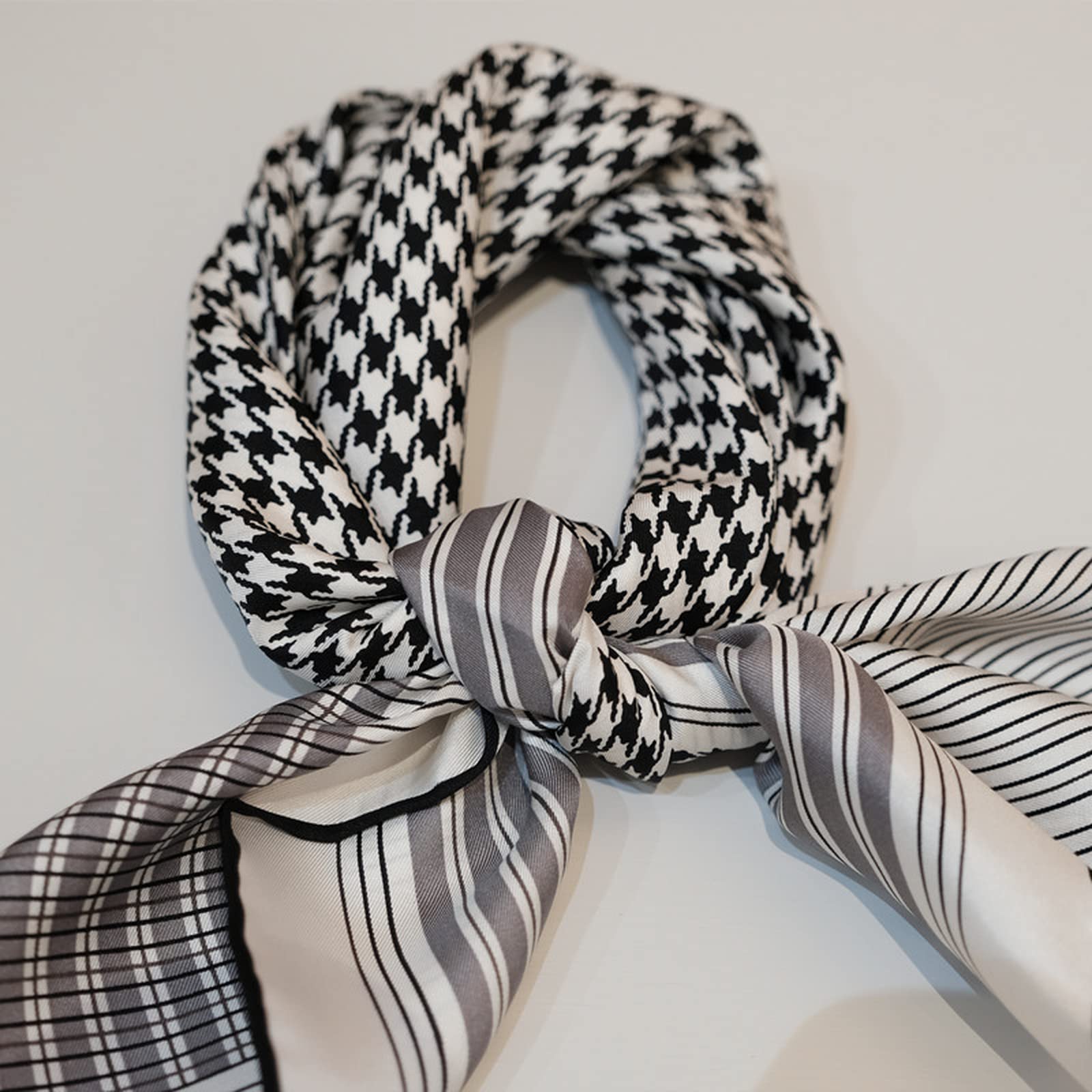 Écharpe en soie pour femme : foulard carré en soie de mûrier avec impression oiseaux