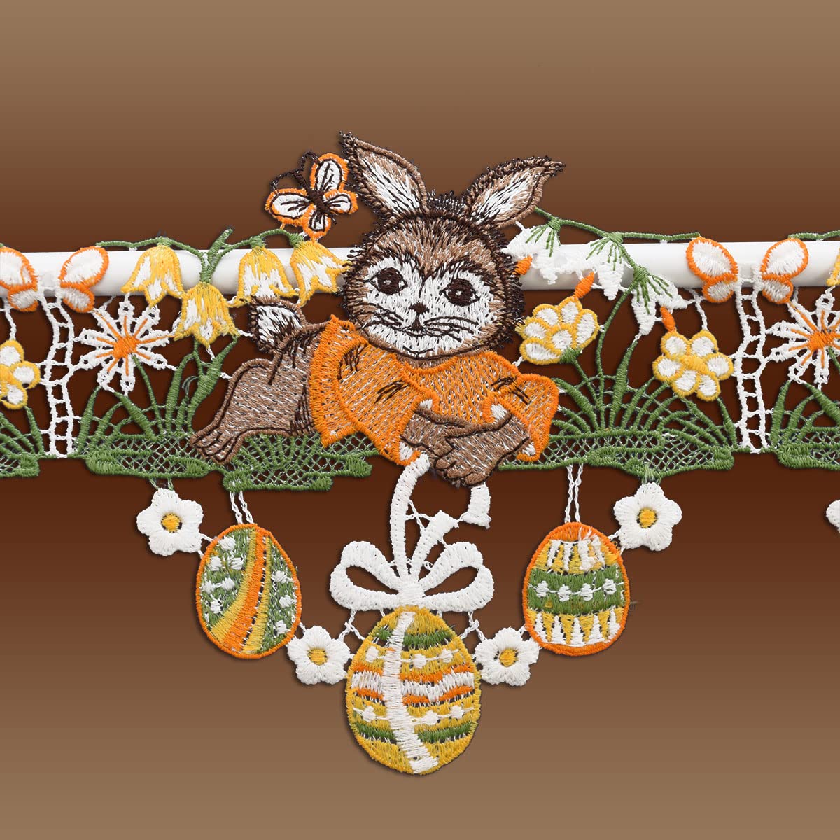 Mini-Scheibenhänger Osterwiese mit Hase Vogtländischer Spitze | Spitzengardine Oster-Motiv Häschen auf Blumenwiese | Feenhaus-Scheibengardine Osterwiese mit Schmetterling | Höhe x Breite 16 x 96 cm