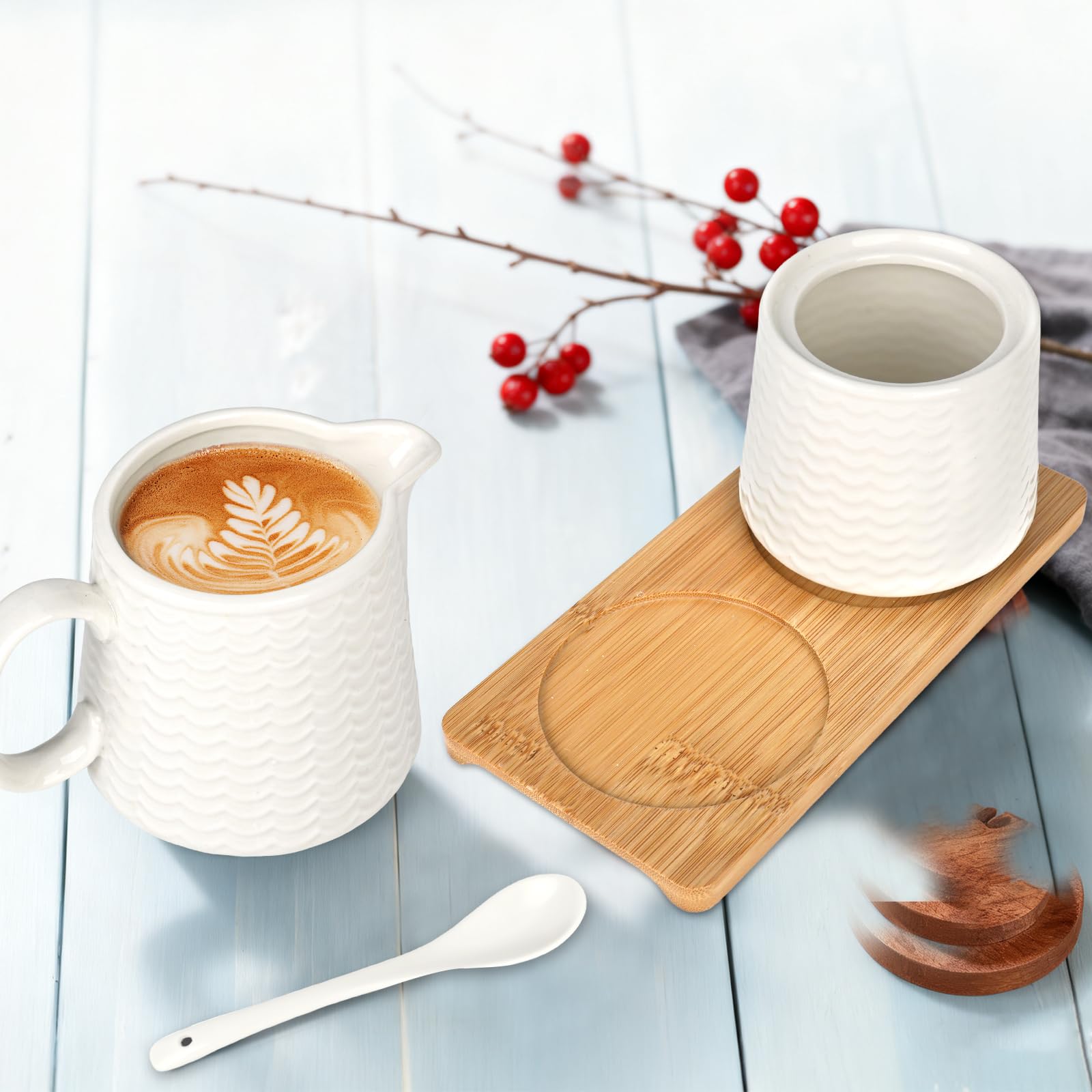 Set per latte e zucchero con coperchio e cucchiaio, bricco per latte in ceramica bianca e zuccheriera con vassoio in legno, lavabile in lavastoviglie e adatto al microonde