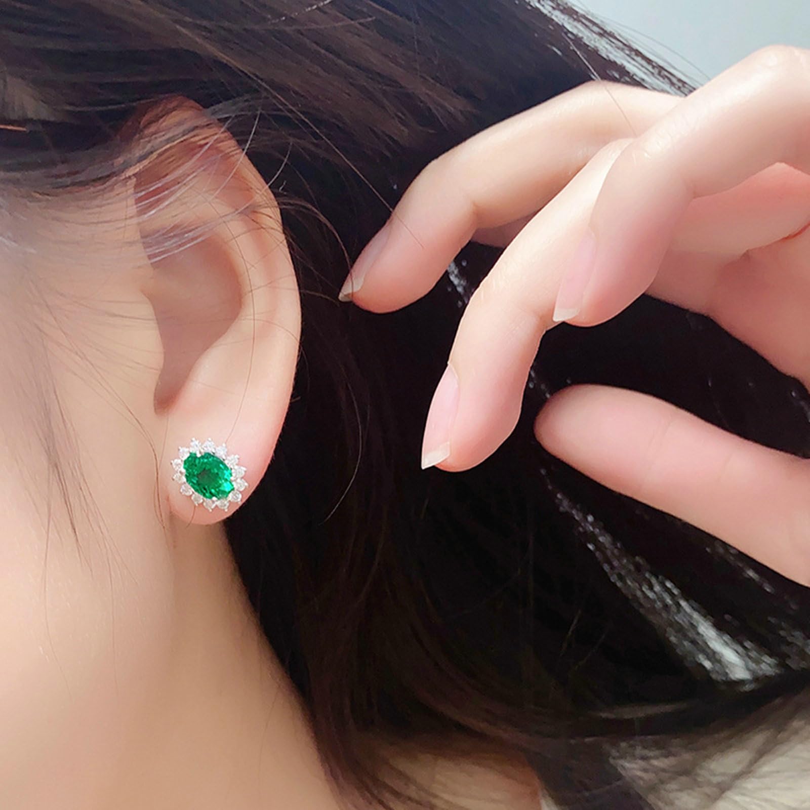 Damen Weißgold Ohrstecker mit ovalem, im Labor hergestelltem Smaragd (2,2 ct, 6 x 8 mm)