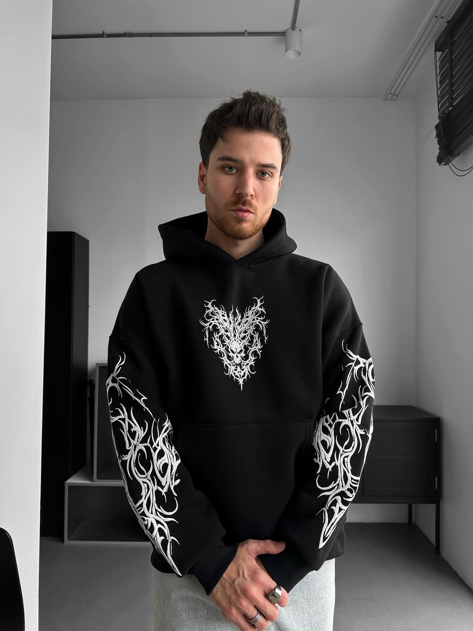 Sweat à capuche surdimensionné motif tête de mort tribale - Noir