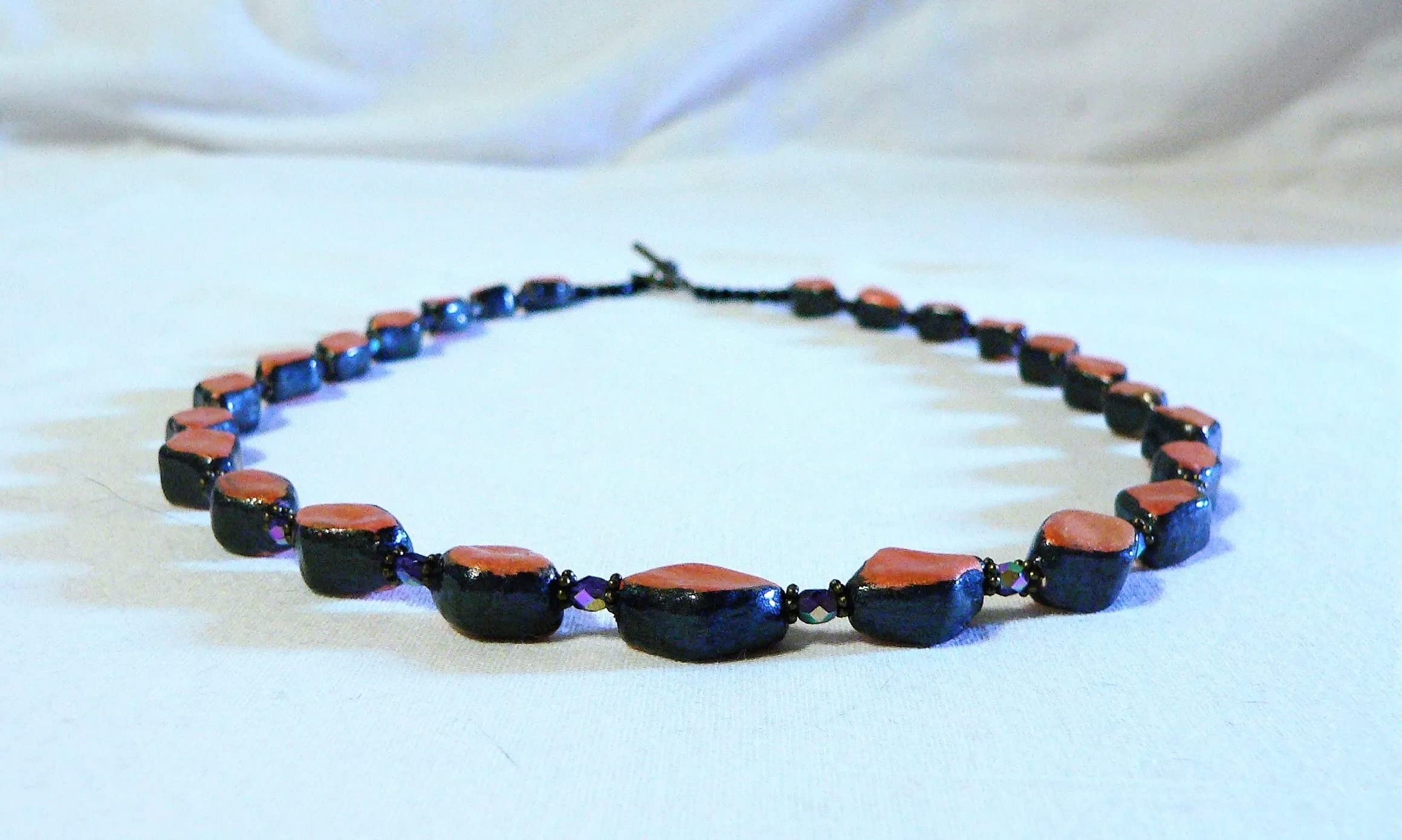 Collana di perline in ceramica, forma diamante, bicolore, nero e arancio inglese