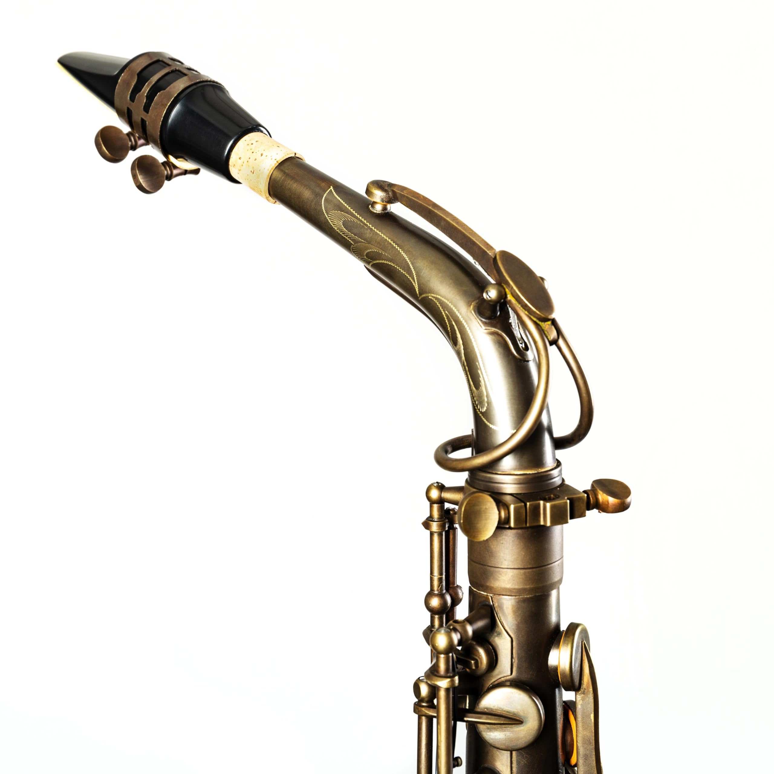 Monzani MZAS-580 Altsaxophon, Unlackiert, Messingkorpus, Handgraviert, Vintage Sound, Inklusive Mundstück und Wischer, Koffer und Tragegestell, Perfekte Intonation, Hochwertige Polster, Blaustahl