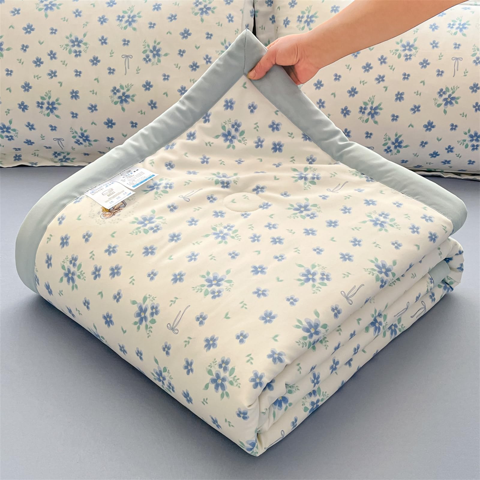 Chickwin Coverless Duvet 4.5 Tog Quilted Bedspreads Double Single King, Reversible Lightweight Microfiber Coverlets Quilt Comforter Easy Care Sofa Blanket Throw (Blue Flower,150x200cm)