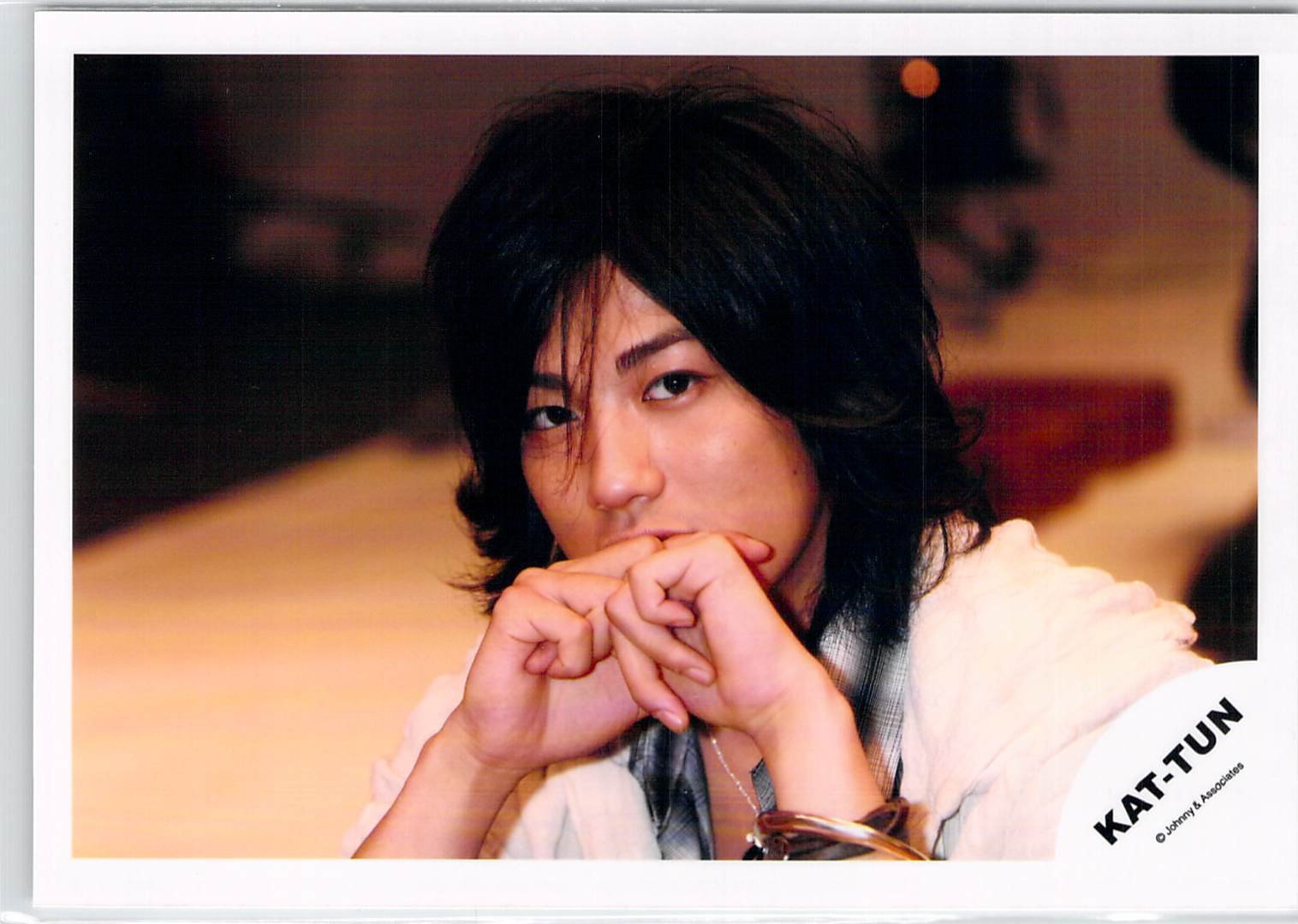 Amazon.co.jp: KAT-TUN 赤西 仁 【公式写真・スリーブ付き】 b117 : ホビー