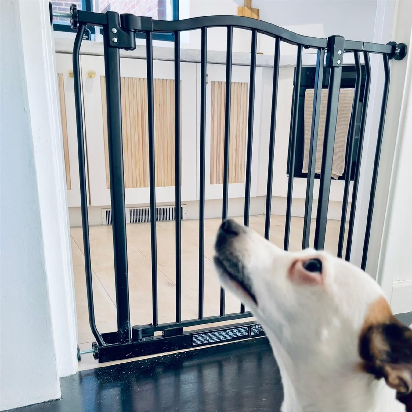 Bettacare Curved Top Dog Gate, 161cm - 170cm, Matt Black, Pressure Fit Pet Gate for Puppy and Dog, Easy Installation — view 9