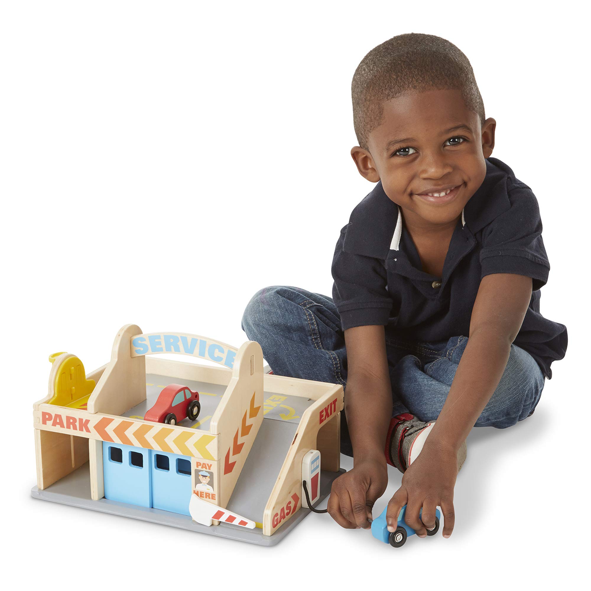 Melissa & Doug- Garage Con Veicoli In Legno, Multicolore, 4607 & Garage Con Stazione Di Servizio In Legno, Multicolore, 9271