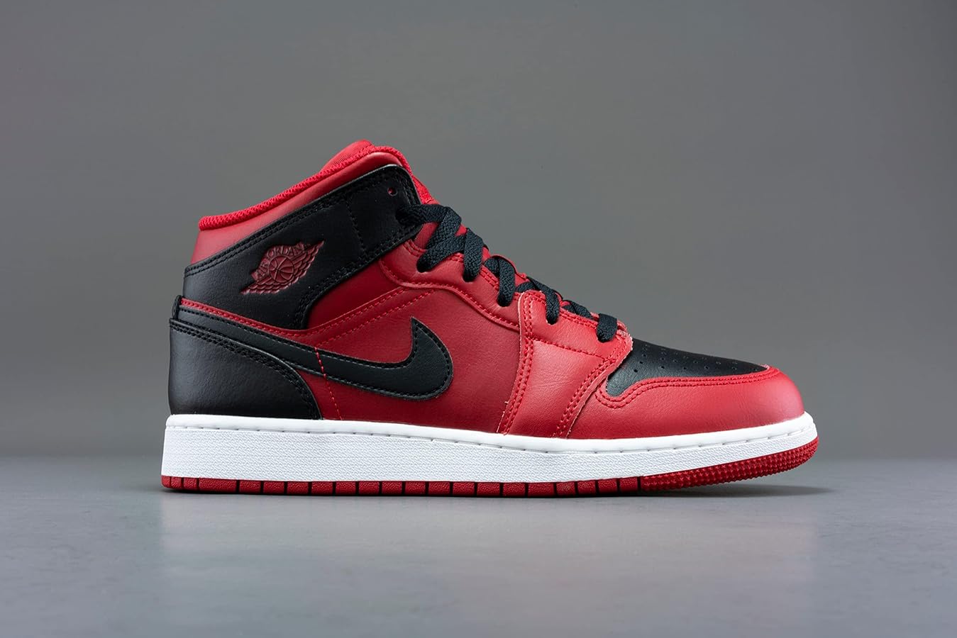 Jordan 1 mid reverse bred - 38.5 : Amazon.it: Moda