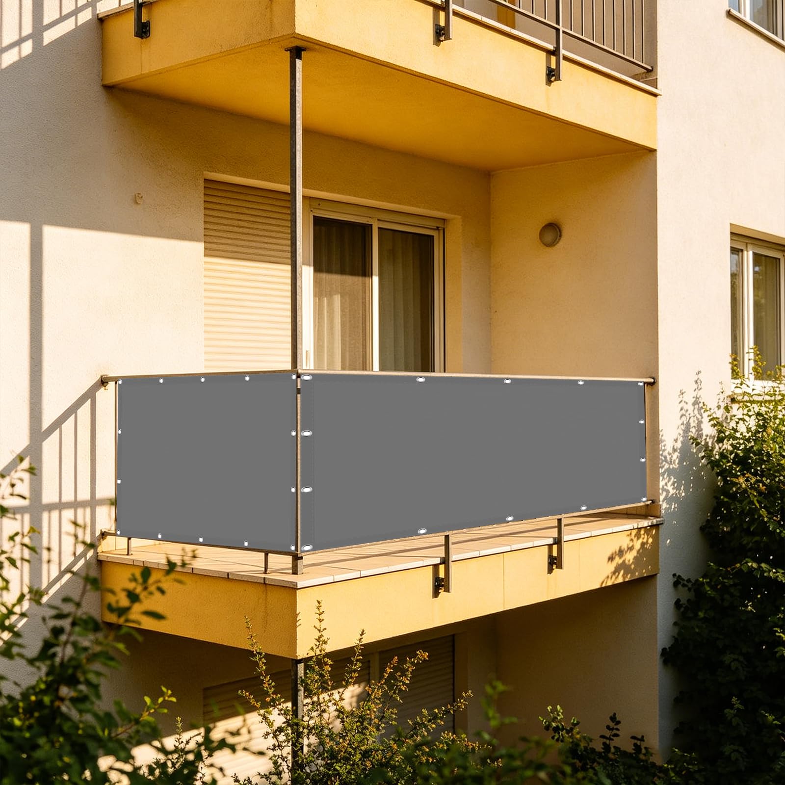 Brise vue balcon pour transformer votre terrasse en un coin de détente ombragé