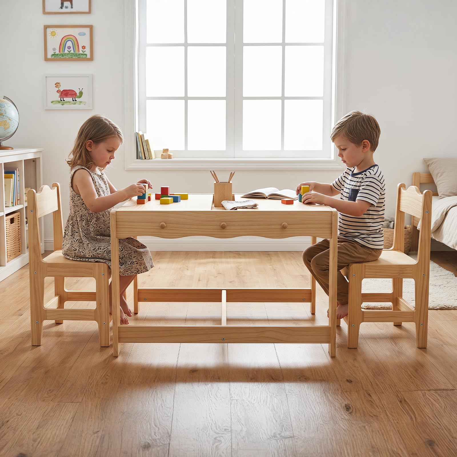 chairus 3 en 1 Table Enfants avec 2 Chaises, Réversible à Double Face avec Tableau Noir, Grand Rangement caché, Crochets latéraux, Coins arrondis, Table pour Dessiner Apprendre Bois Naturel
