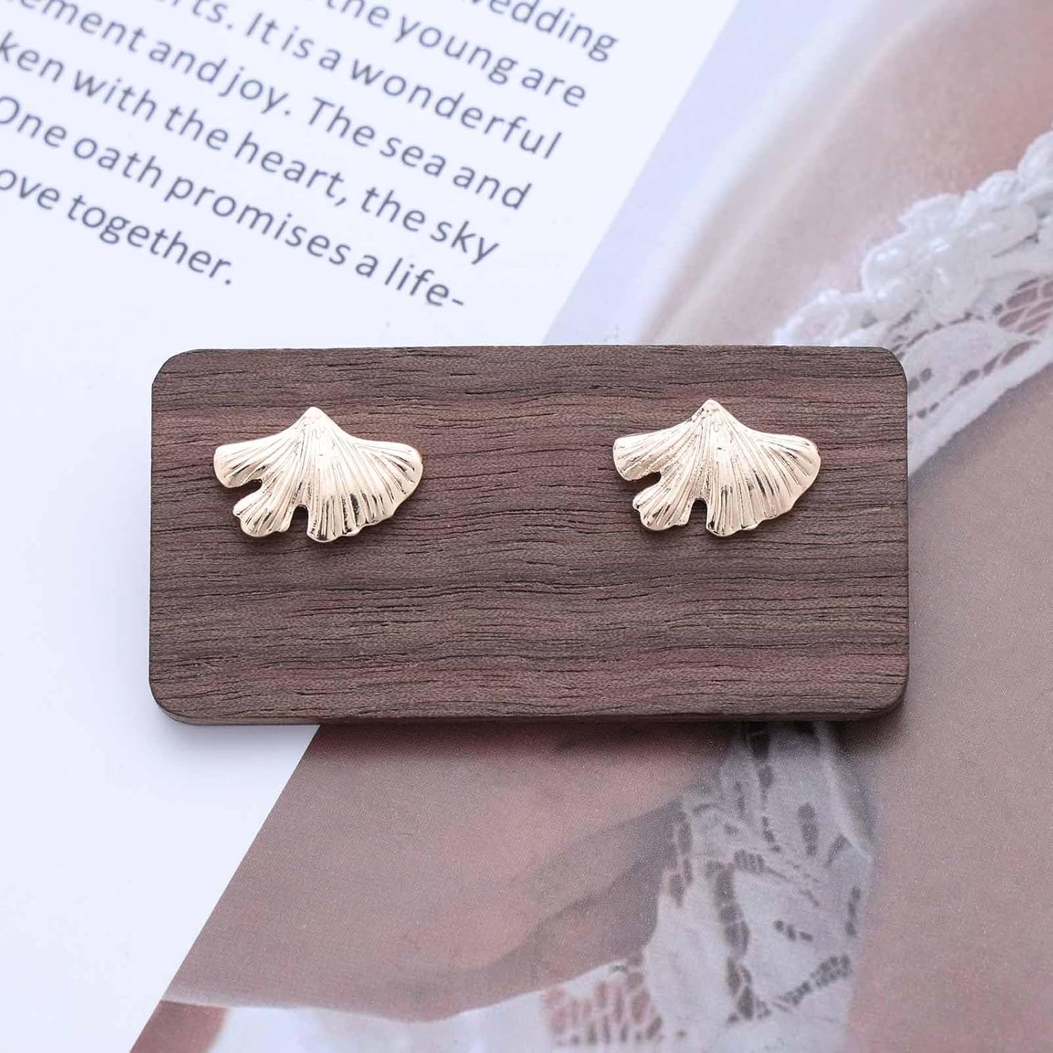 Andelaisi Boho Ginkgo Leaf Earrings Vintage Ginkgo Biloba Leaf Earrings Metal Textured Leaf Earrings Cute Leaf Stud Earrings for Women - Image 4