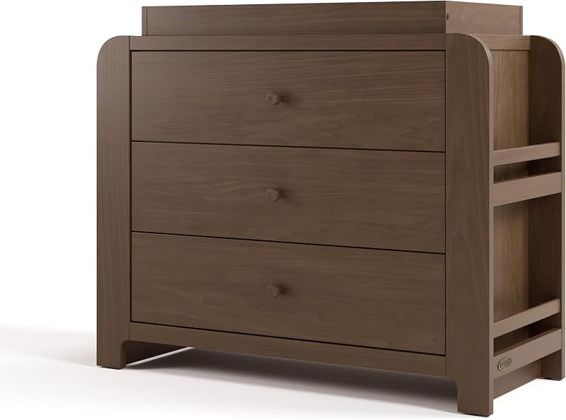 Graco Read-with-Me Cómoda de 3 cajones con cambiador extraíble, color avellana | Certificado GREENGUARD Gold, estanterías extraíbles, cómoda de madera para guardería y dormitorio infantil, almacenamiento espacioso, cajones entrelazados