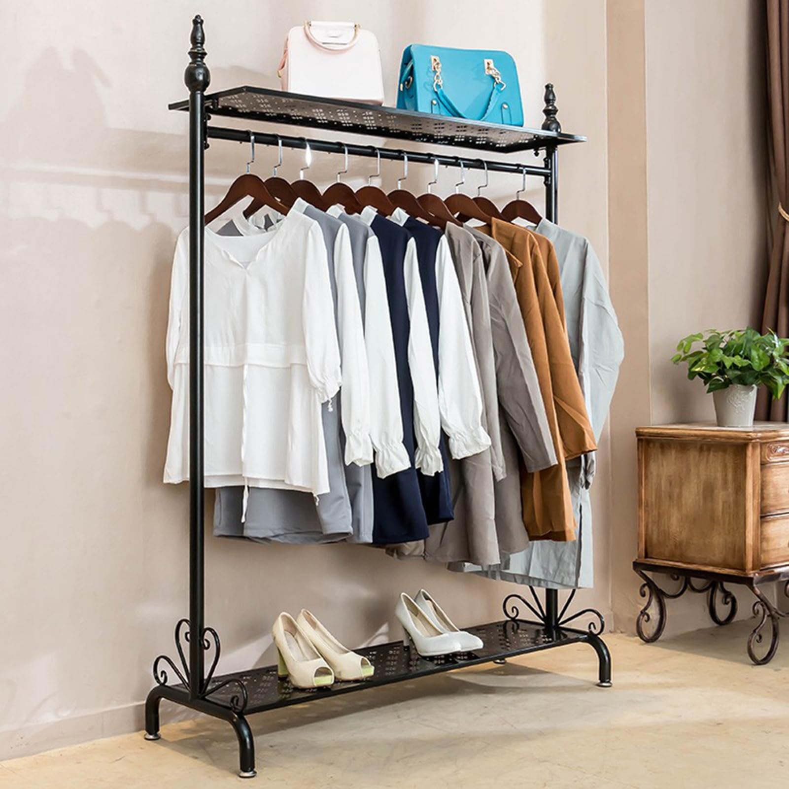 Portant à vêtements pour bureaux et entrées design avec étagère basse de rangement