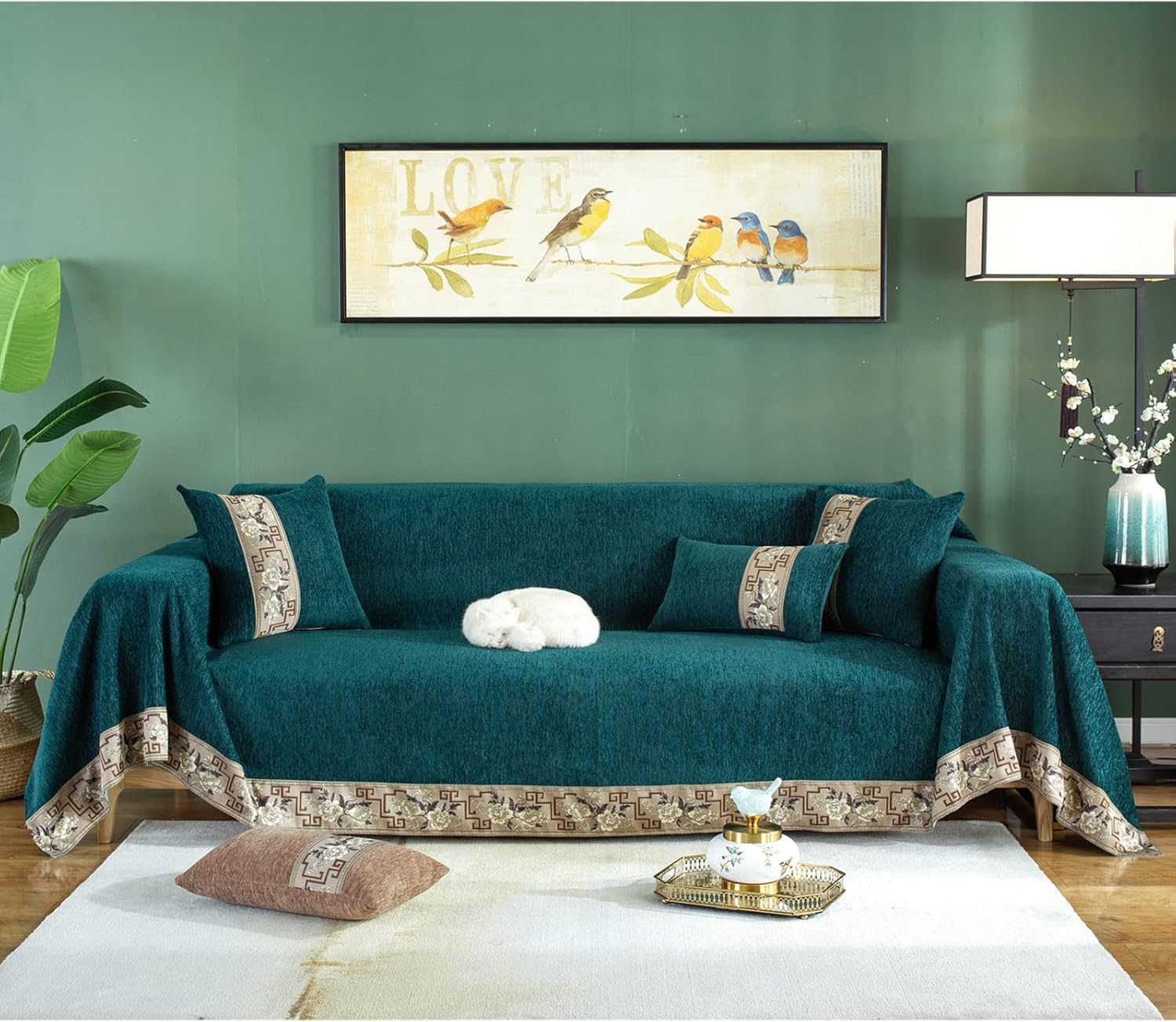 Housse de coussin verte en chenille pour harmoniser votre jeté de canapé