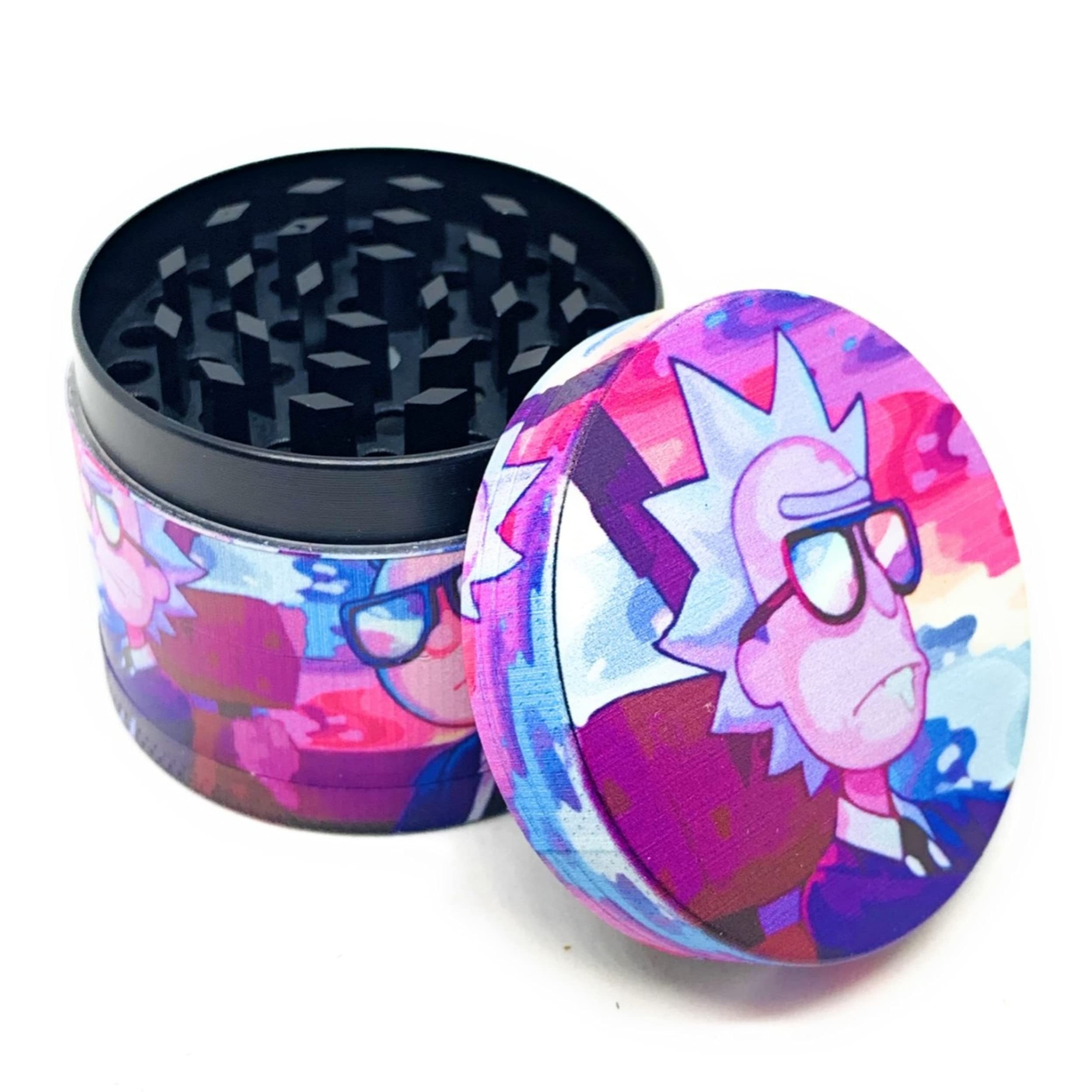 TPLF Grinder Rick e Morty in 4 parti macinaspezie in lega di zinco e farfalla, resistente, trituratore di erbe secche, piccola spatola a polline, coperchio magnetico chiusura perfetta (50 mm