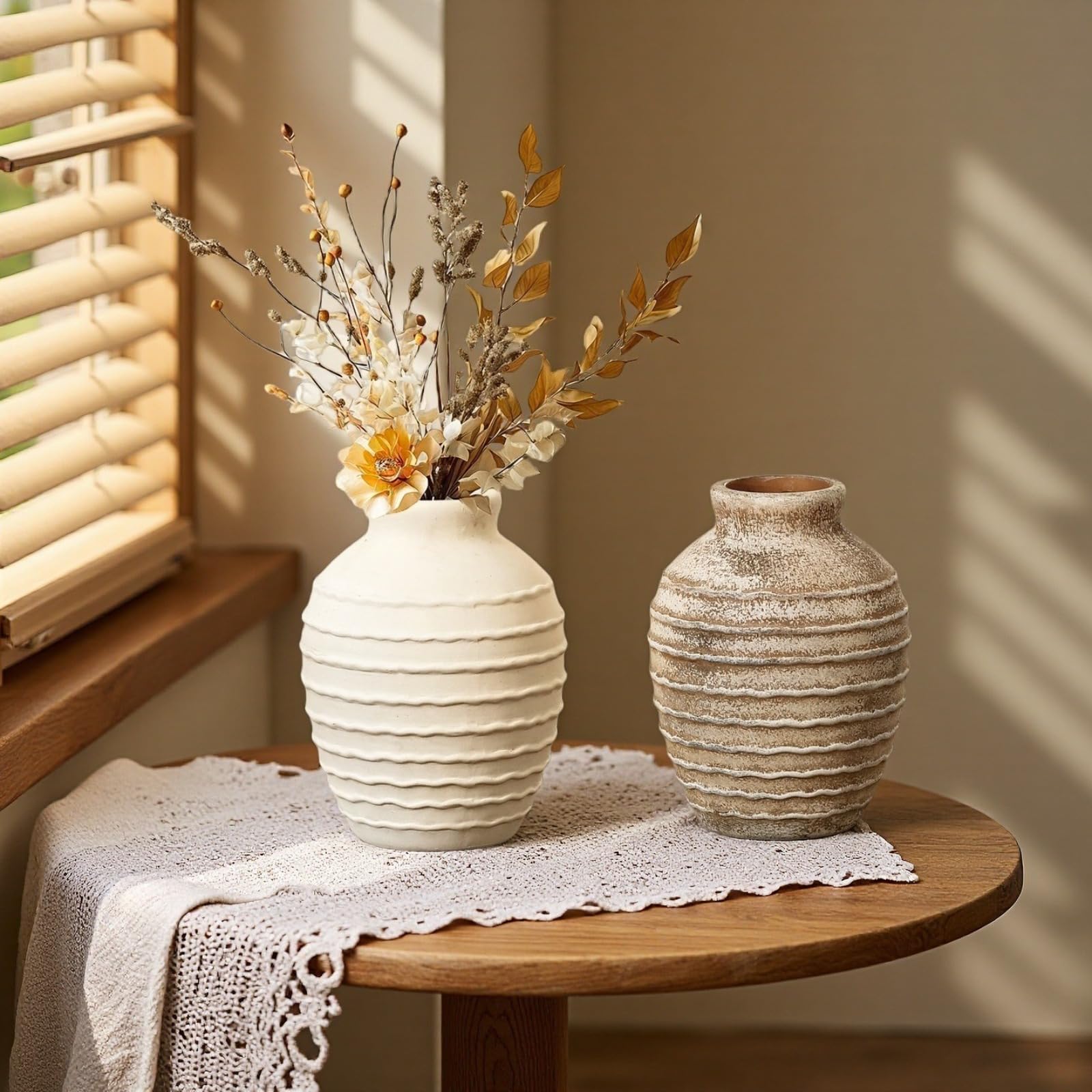 Ceramiczny wazon na kwiaty, ręcznie malowany, prążkowana tekstura – dekoracja domu wiejskiego boho na centralny element stołu, salonu, półki, kominka i wejścia