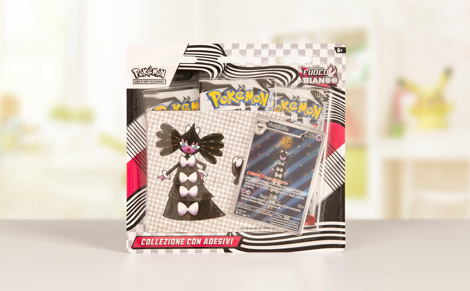 Pokémon: collezione con adesivi (Gothitelle) dell’espansione Scarlatto e Violetto - Fuoco Bianco del GCC (carta promozionale olografica e tre buste di espansione)