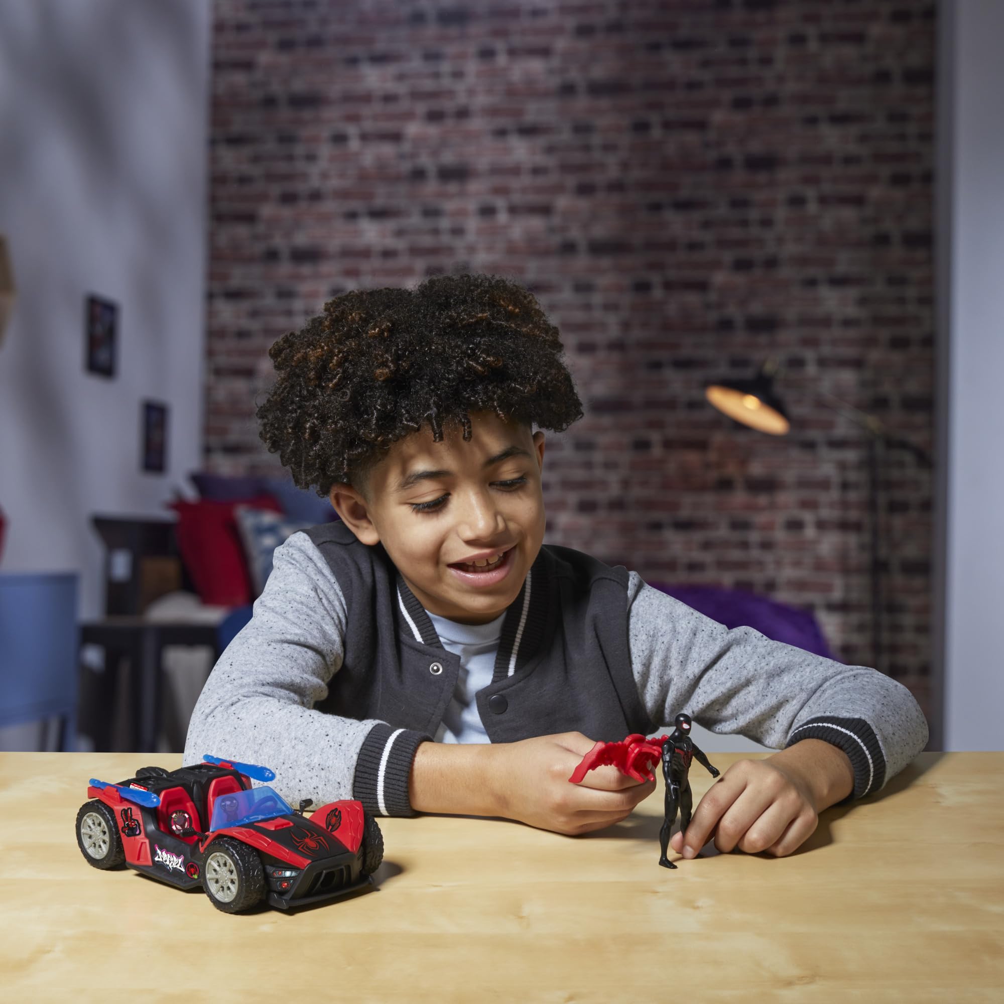 Miles Morales z kolekcji Marvel Spider-Man VenomVersus Epic World of Action ze strzelającą wyścigówką, figurka i zabawkowe auto, zabawki z superbohaterami, wiek: od 4 lat