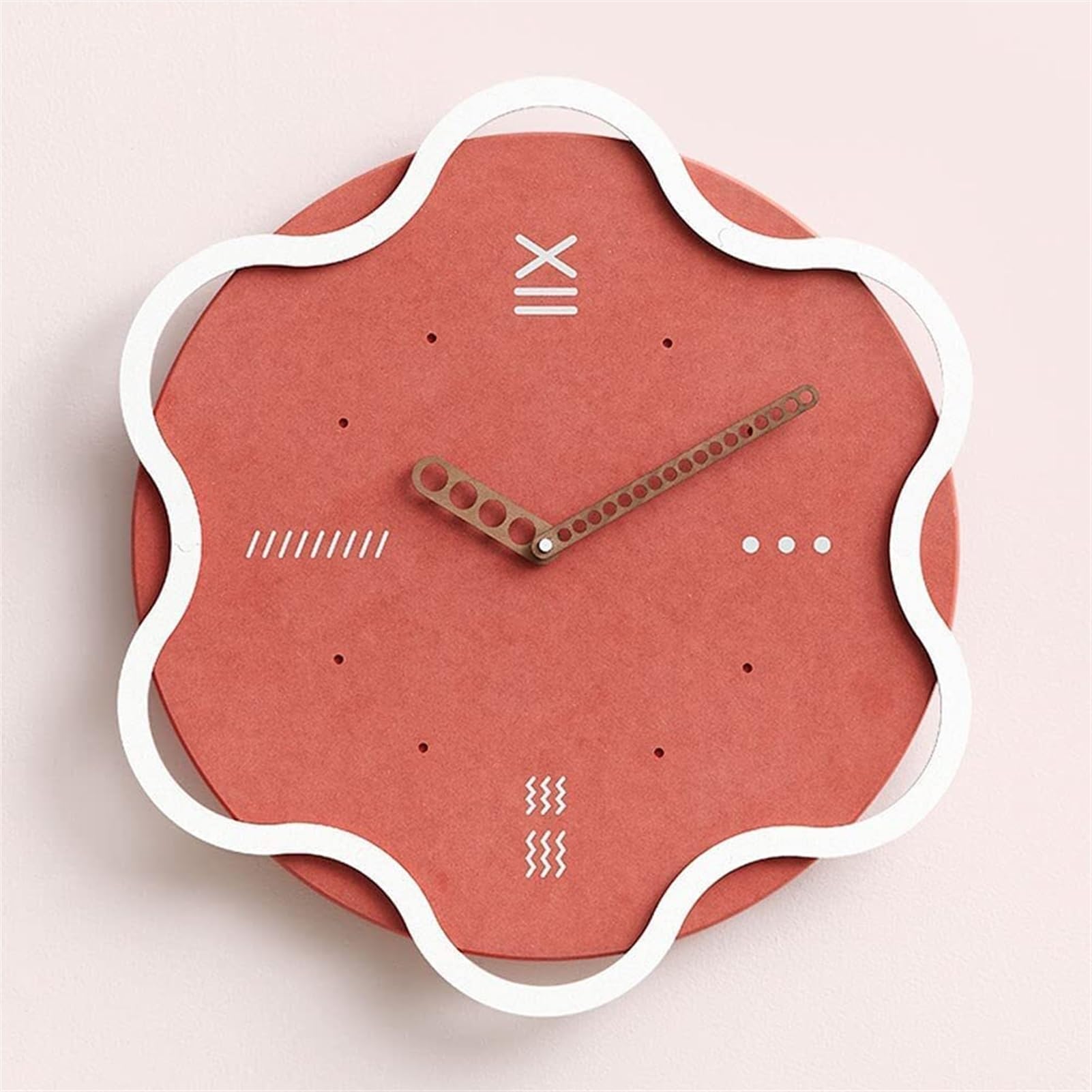 Horloge murale moderne pour habiller un grand mur de séjour avec élégance