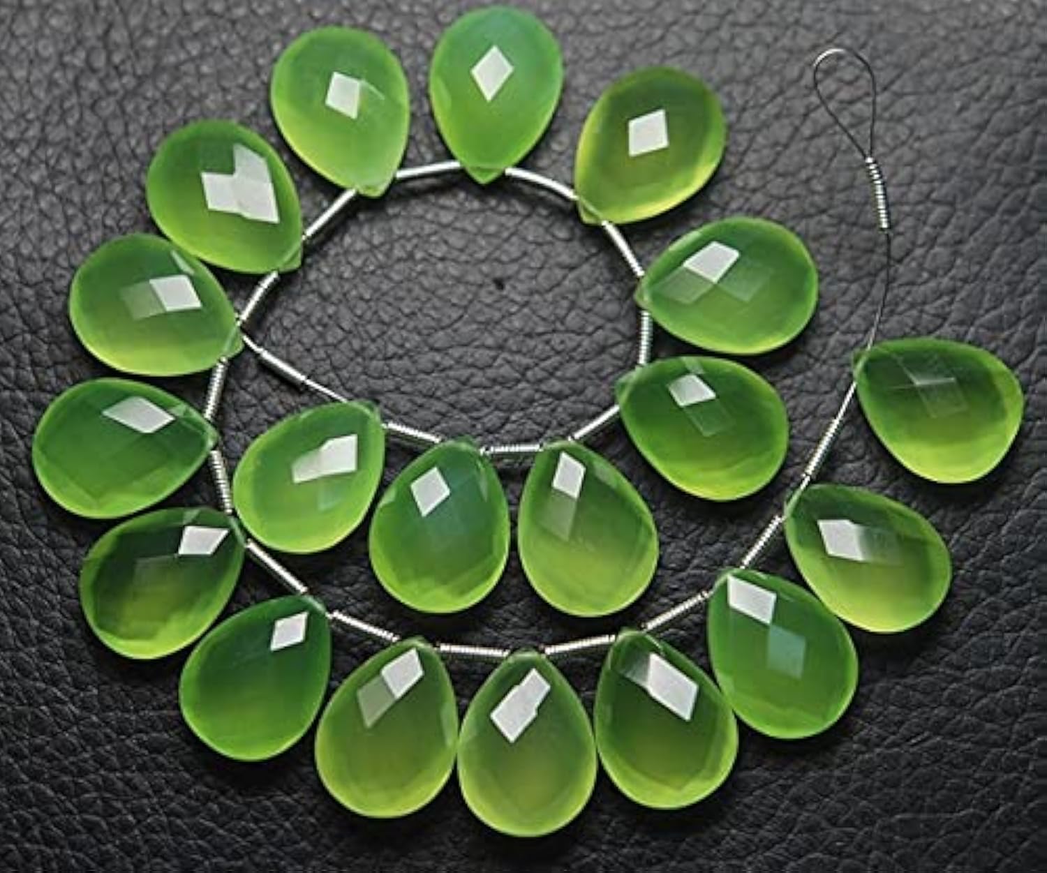 Prehnite briolette naturelle en paire de 16x10mm pour sublimer vos tenues de mariage