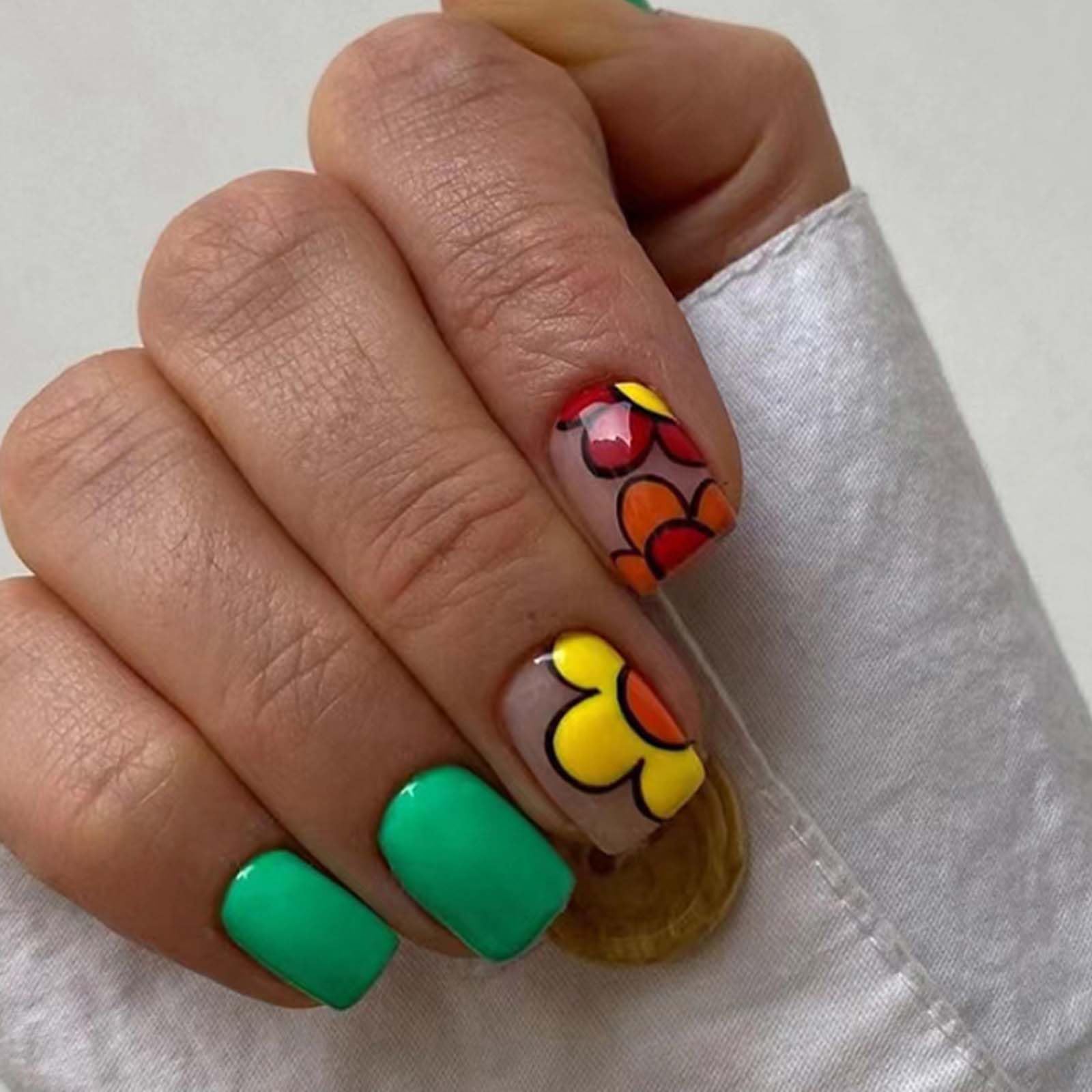 DANMANR Press on Medium Square Nails Folwer False Nails Full Cover Acrylic Green Fake Nails for Women and Girls 24PCS