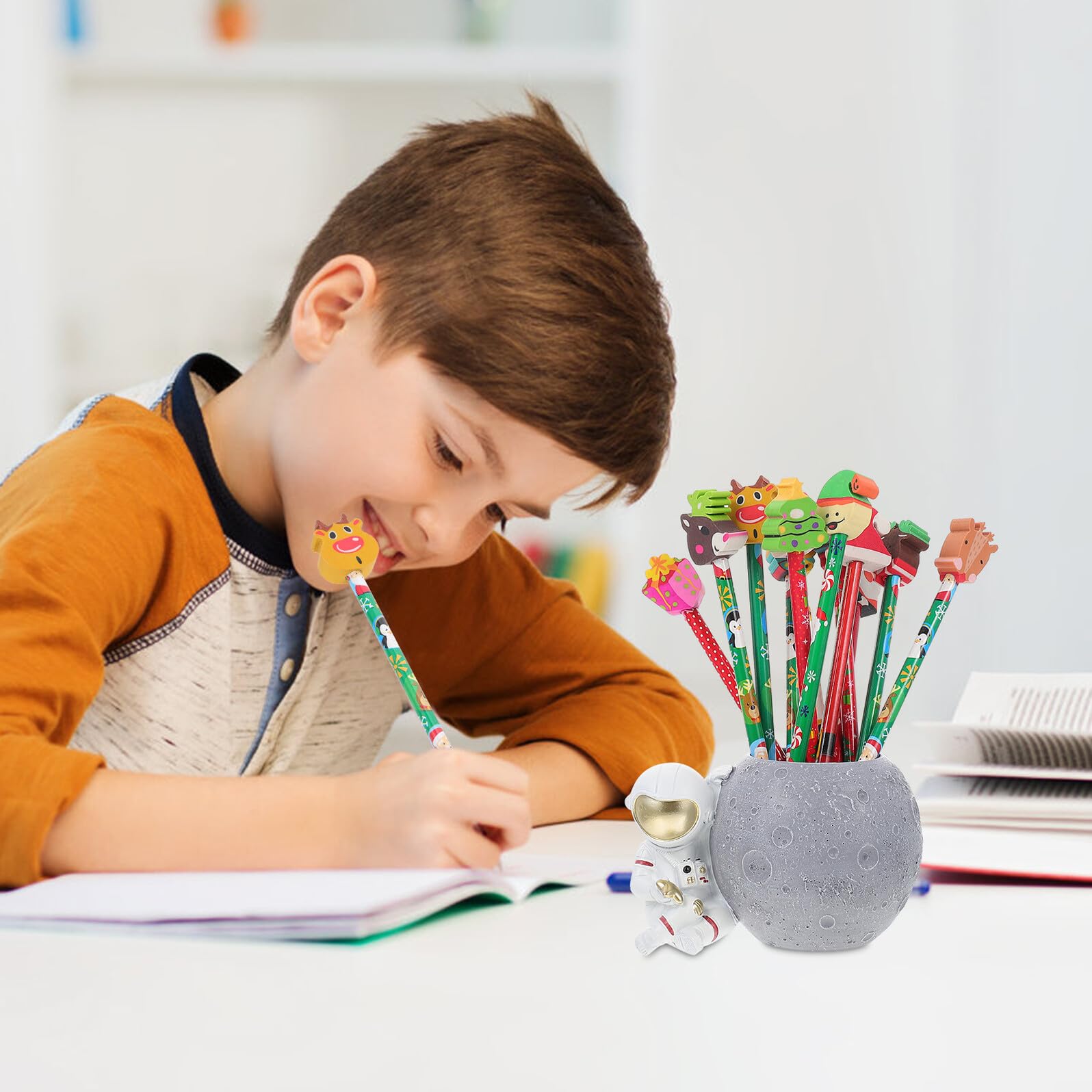 Housoutil 96 Pièces Crayons à Bois avec Gomme pour Garçon Fille Fournitures Scolaires Colorées de Noël Crayons Hb pour Dessin et Lot Créatif pour Garçons et Filles