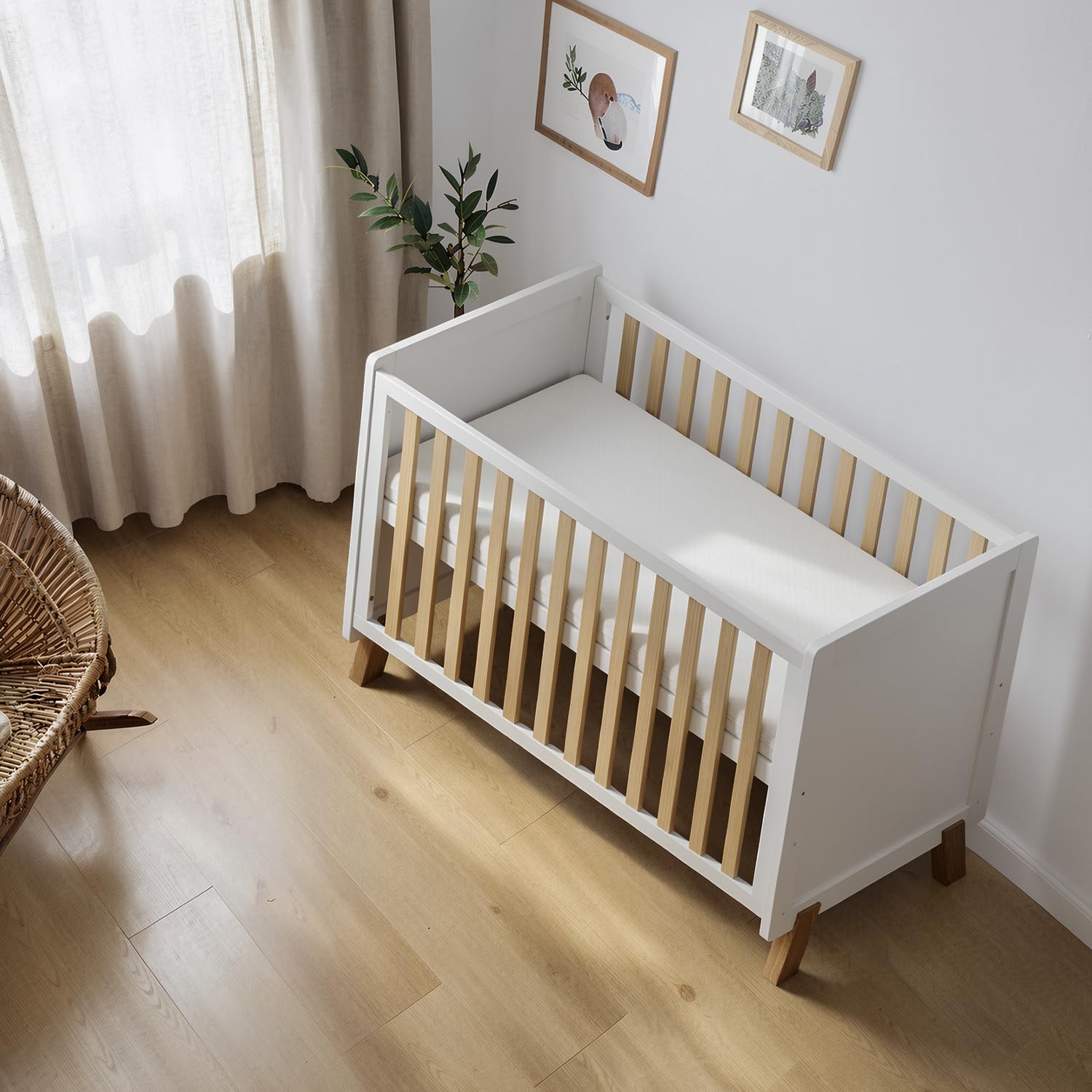 Lit pour bébé en bois 3-en-1, berceau, lit convertible avec barrière de dentition, base ajustable à 3 positions, garde-corps court et matelas inclus, pour bébés de 0 à 5 ans, conforme à la norme EN716