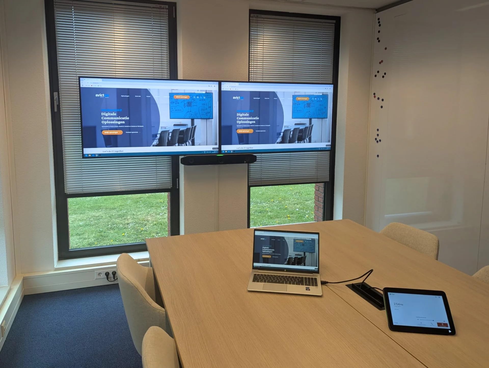 Poly Studio X50 & TC8 Touch Controller - Kit per videoconferenza con montaggio VESA, cattura UHD 4K, zoom 5x, FOV 120°, schermo da 8" (1280x800), doppio altoparlante, blocco del rumore, tracciamento