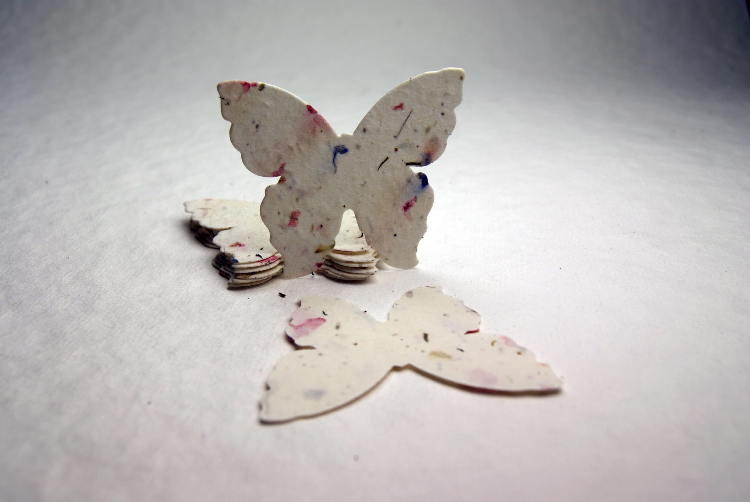 Juego de 24 mariposas de papel de semillas con fibras y pétalos 100% reciclados #17s - 3 pulgadas