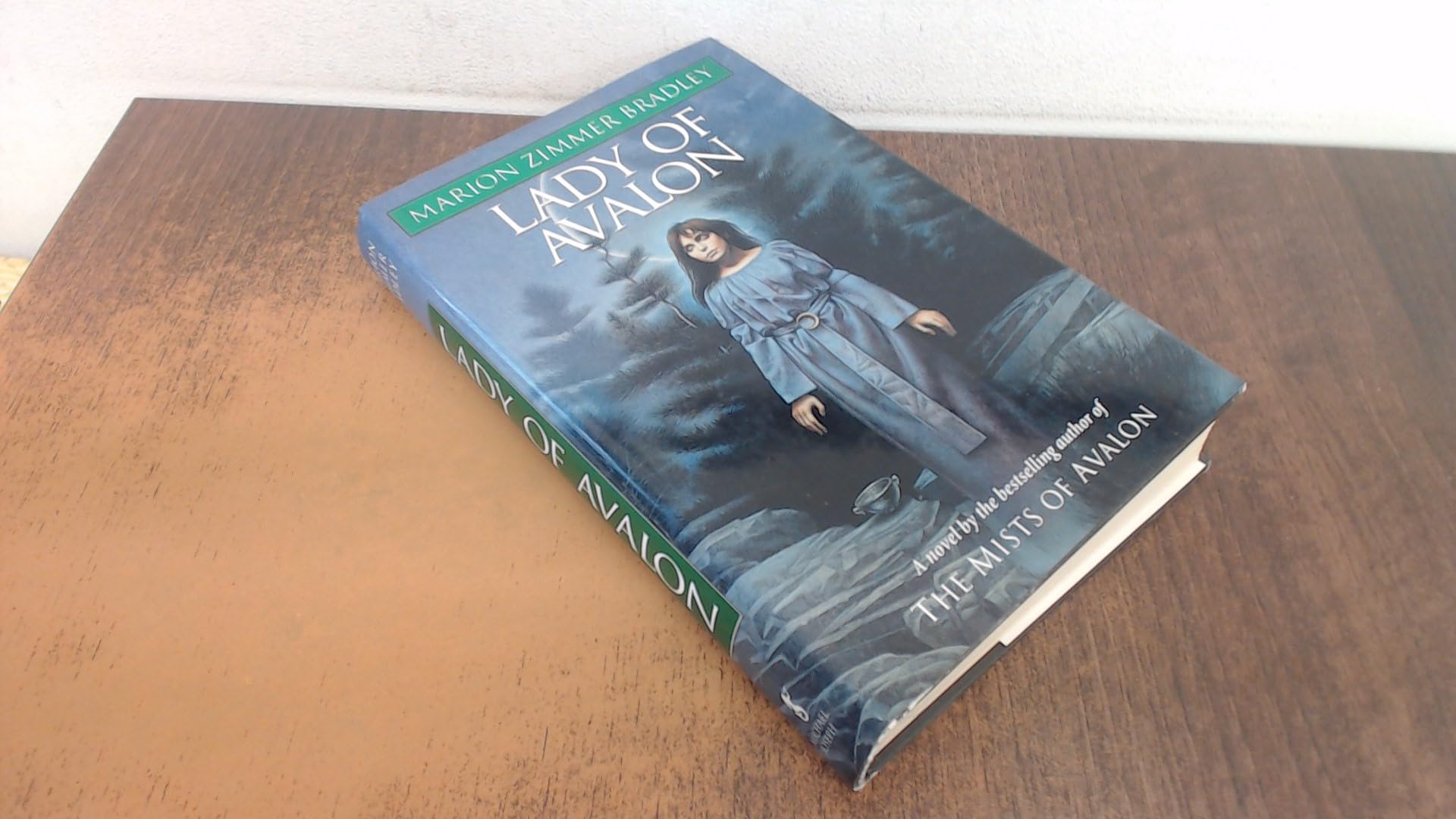 Buy Lady of Avalon โ BookShops.in