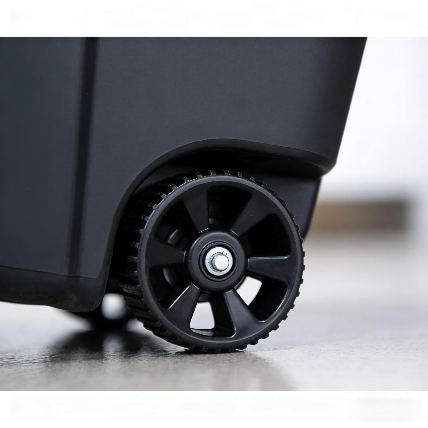 32 Gallon Outdoor Trash Can, Garbage Can with Wheels, Outdoor Garbage Can with Lid, for Indoor/Outdoor Use, Waste Container with Smooth-Rolling Wheels and Ergonomic Handle, Black