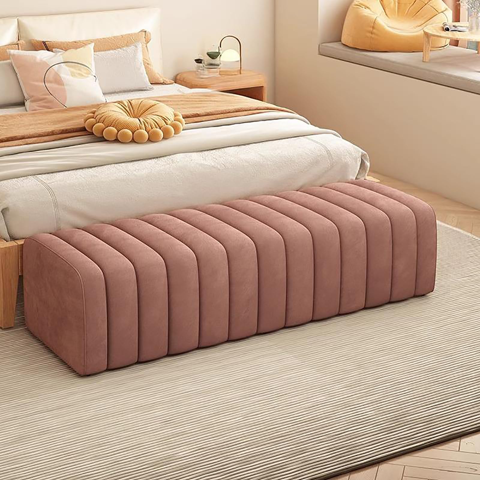 Pouf en bois et velours rose pour sublimer l'entrée de votre maison