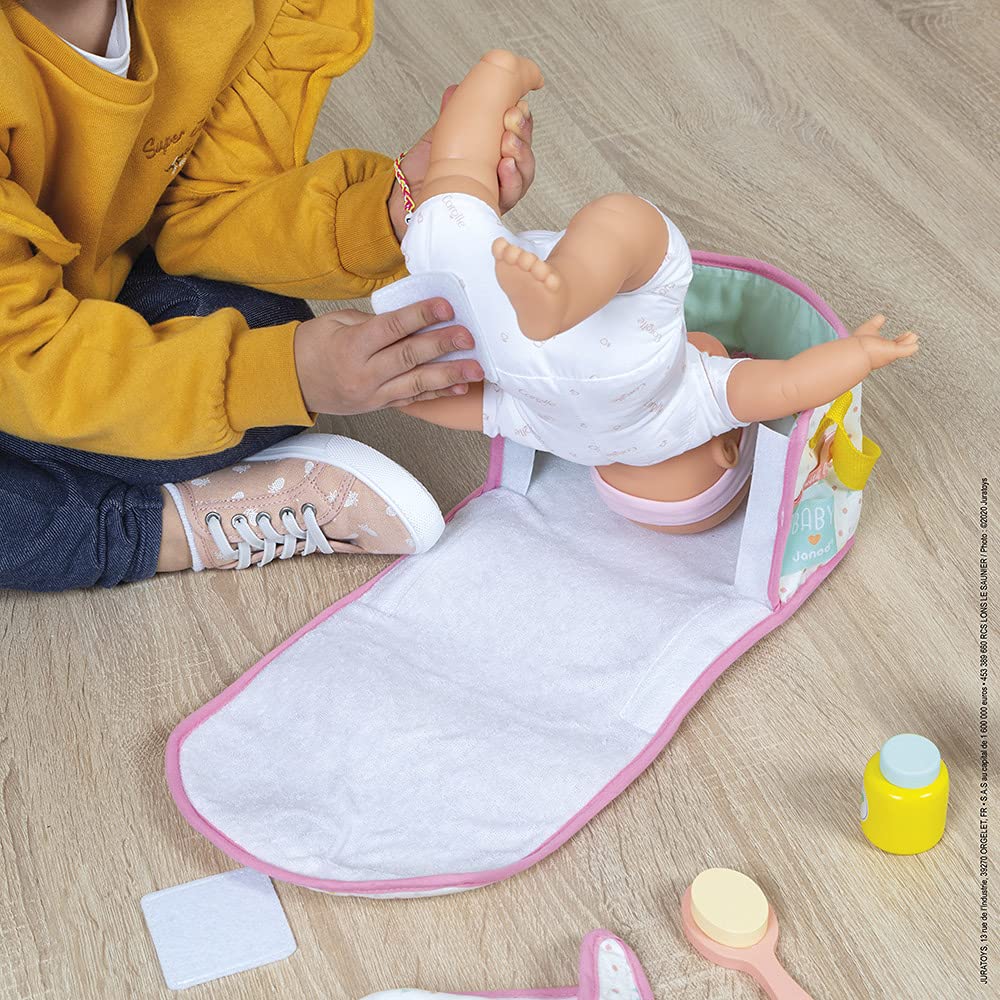 Janod - Borsa Fasciatoio - Giocattolo in Legno e Tessuto - Borsa Cambio Neonato da Bambola - Fasciatoio per Bambole Completo - 8 Accessori + Bavaglino, Pannolino, Biberon - Da 2 Anni, J06501