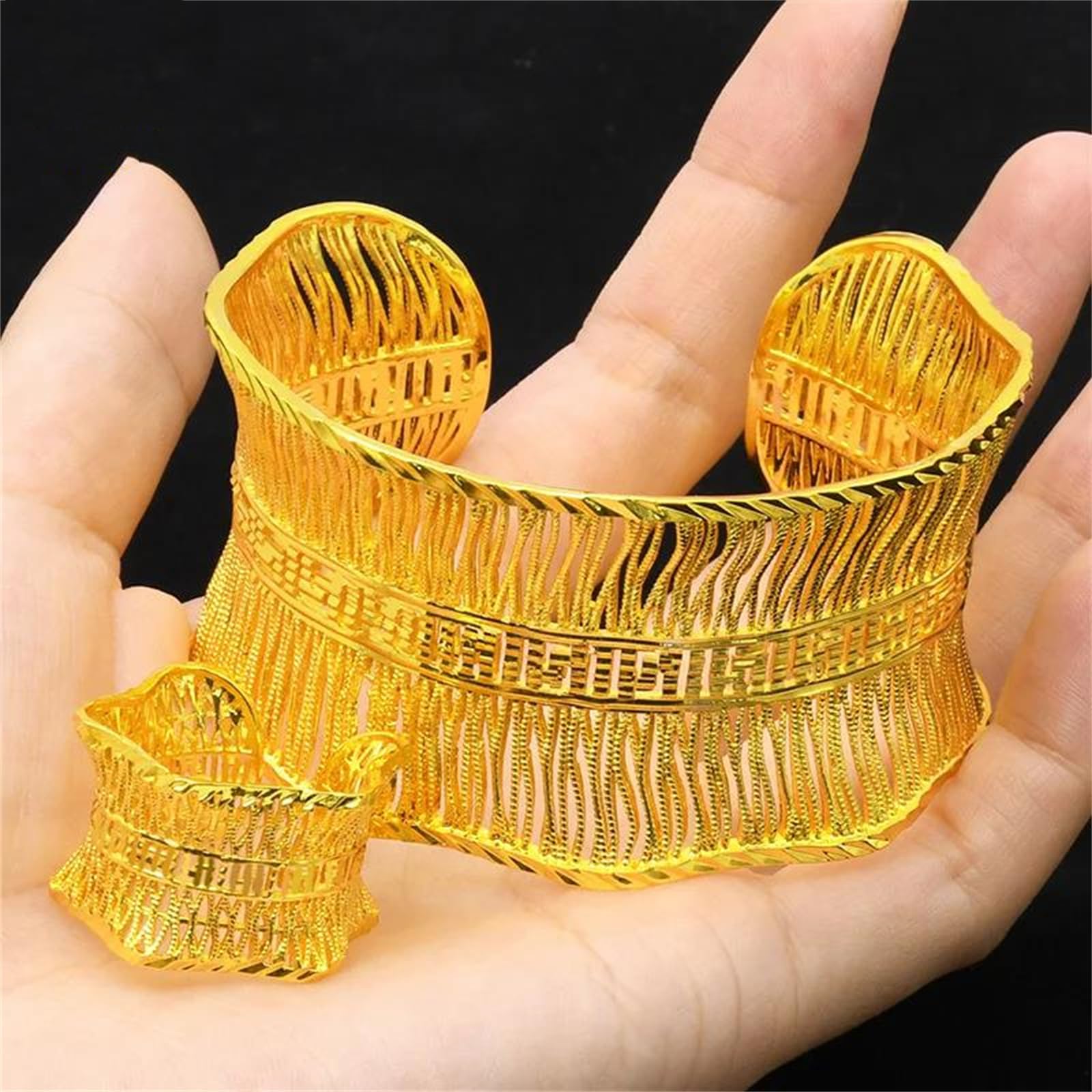 MOCHAMIK Blumen-Kupfer-Manschettenarmband mit 24-Karat-Goldbeschichtung für Damen. EIN klassischer, Verstellbarer Armreif für einen sandgoldenen Look