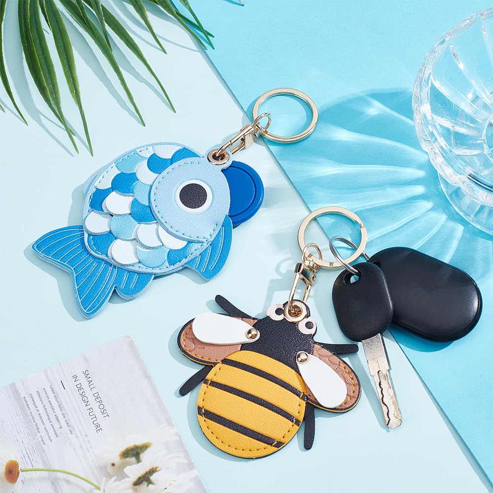 nbeads 2 Stück 2 Stilen Schlüsselanhänger Etui Aus Leder, Universeller Smart Tag Halter Mit Schlüsselringen Niedliche Tracker Schutzhülle Für Geldbörse Schlüssel Tasche Haustiere Gepäck (Fisch Biene)