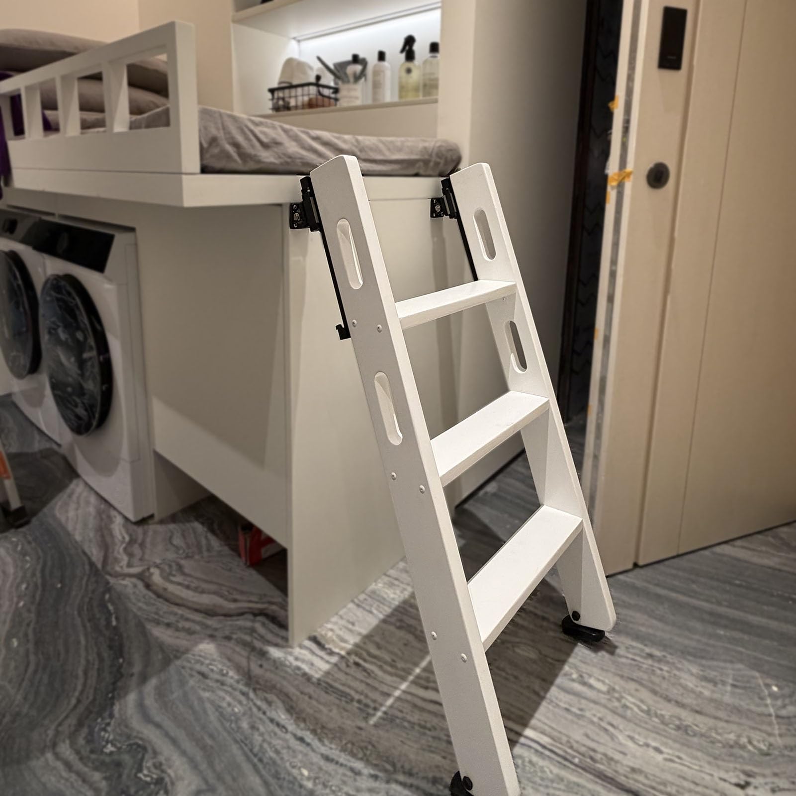 Échelle de mezzanine blanche en bois avec rail coulissant pour optimiser un lit étroit