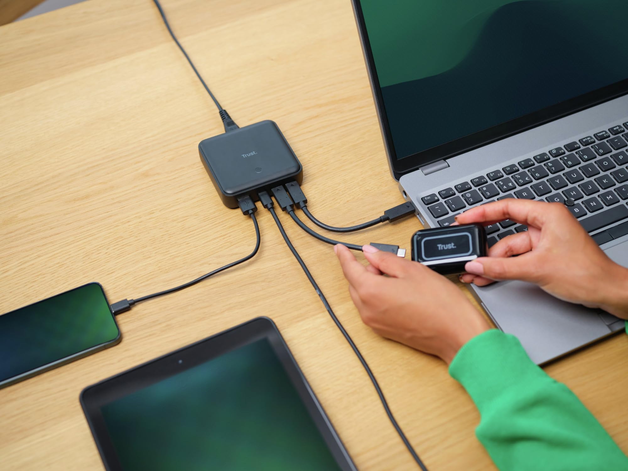 Trust Maxo 100W Multipresa USB C, Caricatore USB-C x3 USB-A x1 | Cavo di Alimentazione 1,5 m, Hub Stazione di Ricarica USB Multipla per iPhone Samsung Galaxy Tablet Laptop