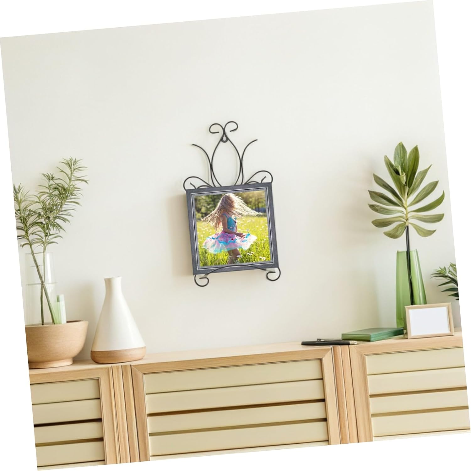 2pcs Iron Display Stand Plate Holder Easel Wall-mounted Metal Photo Display Rack Vertical Plate Ledge for Home Decor and Artwork