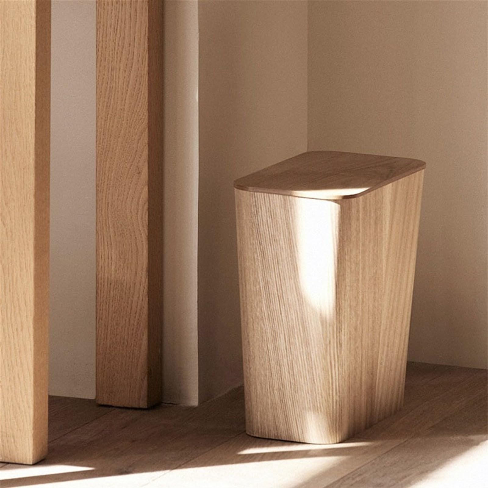 Waste Paper Basket prostokątny kosz na śmieci w stylu vintage z pokrywką, wąski kosz na śmieci z drewna z metalowymi haczykami do przechowywania worków na śmieci do salonu, sypialni i