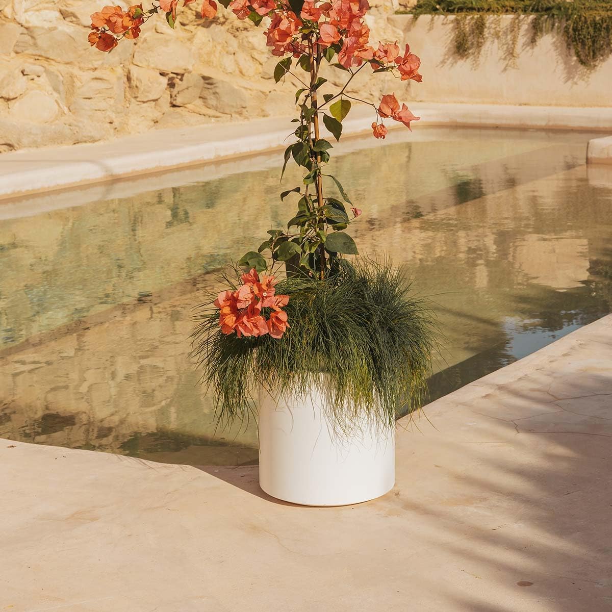 newgarden - Round White Hydrangea Planter Ø11.81 × 11.81 in Decorative for Indoor and Outdoor Very Resistant to UV Rays, Large Pot for Flowers and Plants Made of Polyethylene in Spain, 19 qt