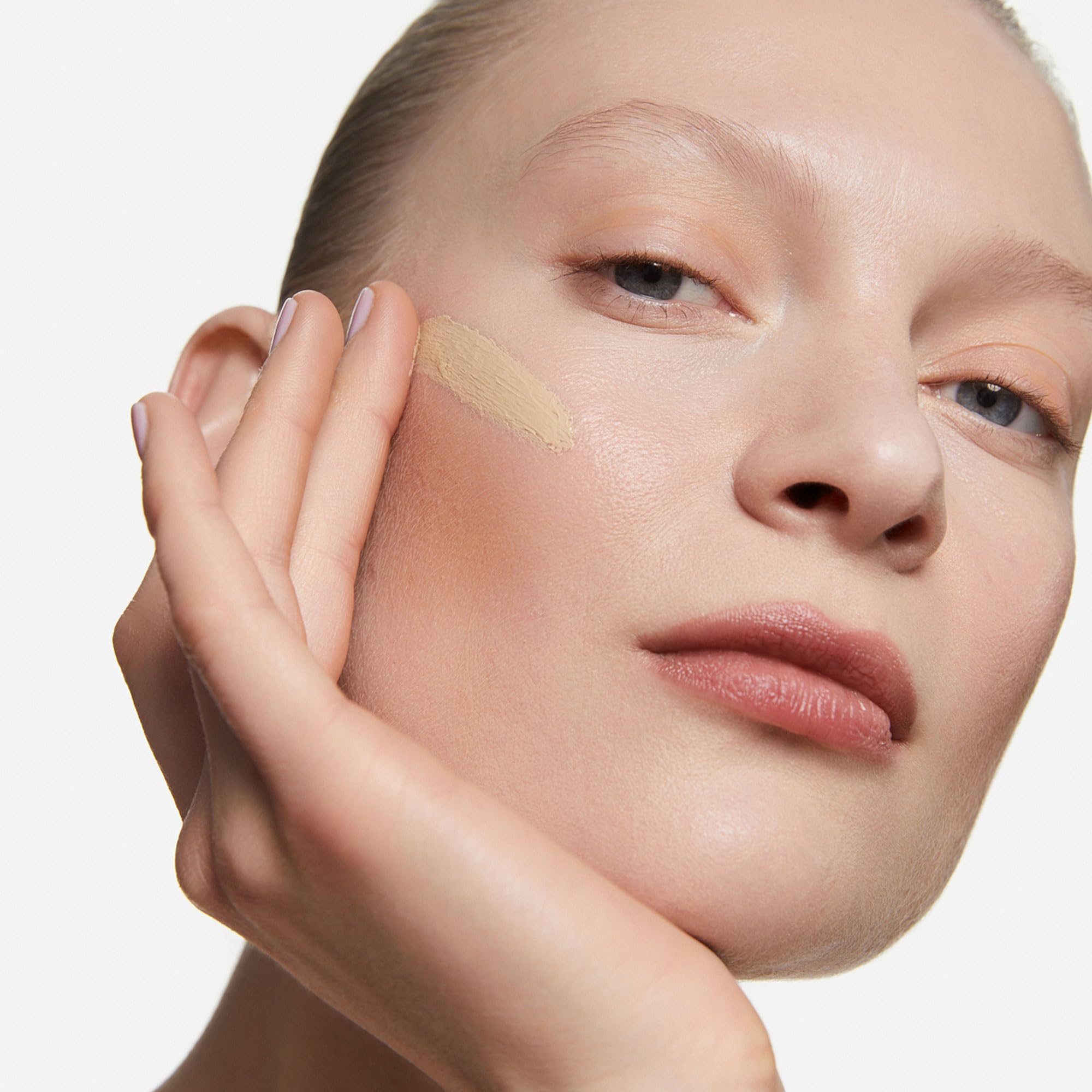 Inglot Illuminierende Foundation mit Hautpflege-Vorteilen | Sonnenschutz | Vegane Formel | Skin Focused Care Gesichtsfoundation SPF 50 | 30 ml : 301 Light Olive