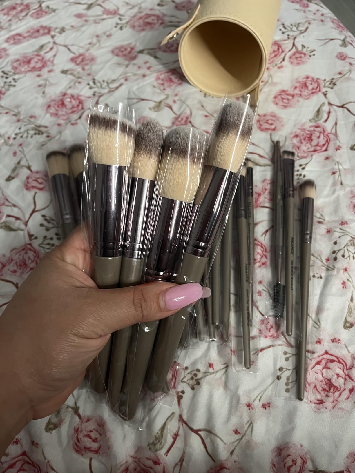 MAANGE 30 Pcs Professional Makeup Brush Set with Travel Case – Kabuki, Foundation, Powder, Blush,Blending& Eyeshadow Brushes, Labeled for Gift-Ready Box,Champagne