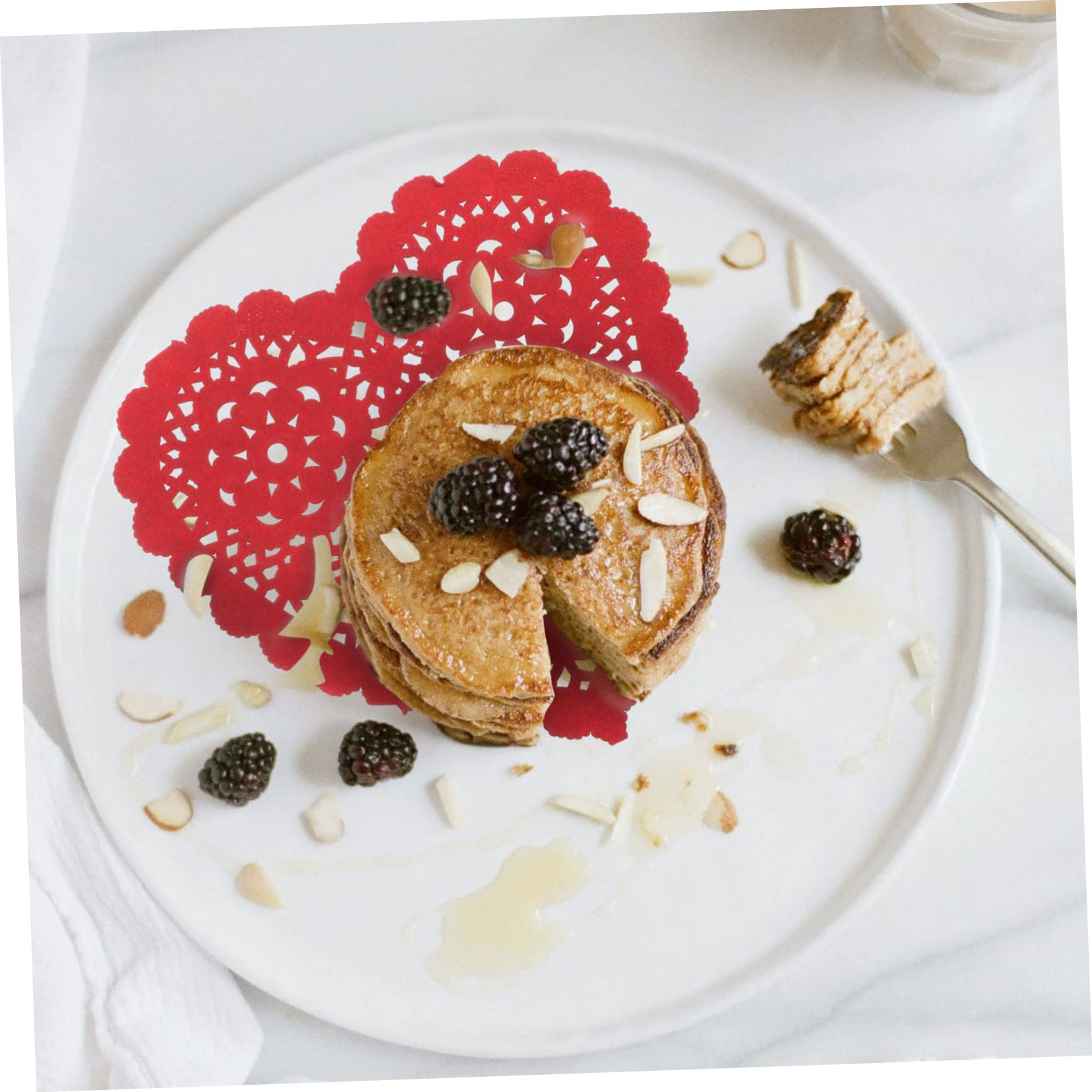 LAPYAPPE 100pcs Heart Shaped Food Cake Base Paper Mat Heart Decorative Doilies for Wedding