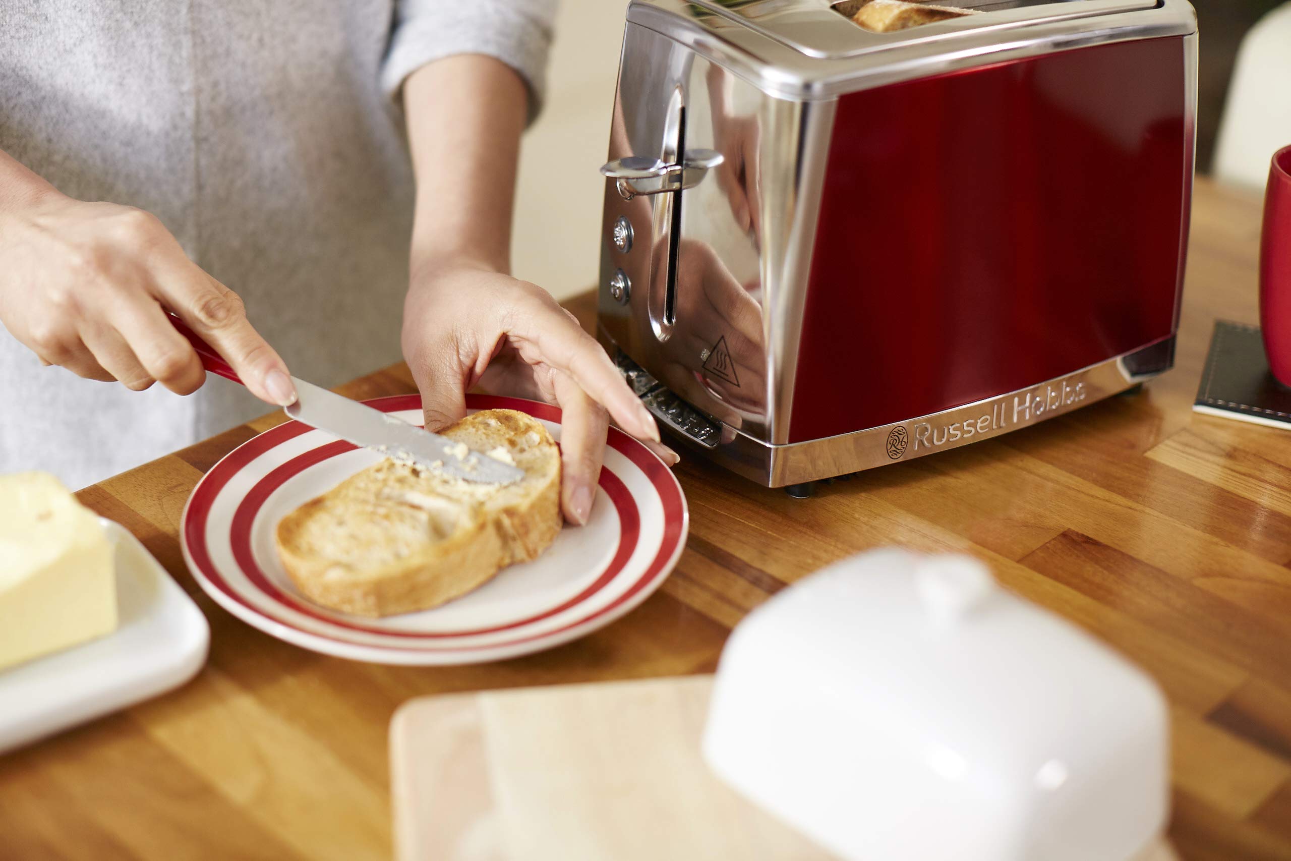 Russell Hobbs toster, technologia szybkiego opiekania, funkcja rozmrażania, szerokie otwory, funkcja podnoszenia tostów, tacka na okruchy i ruszt na bułki/rogaliki, moc 1550W, czerwony, Luna 23220-56