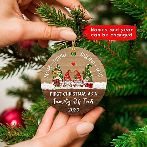 Miniatura 5 de Adorno de gnomo de nuevos padres, regalo de recuerdo personalizado para la primera Navidad como familia de cuatro, adorno de Navidad 2024, regalo de