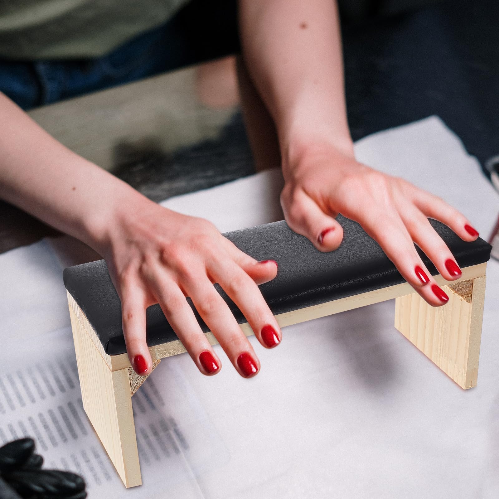 Cojín para Reposamanos de Manicura en Madera y Material Negro, Práctico y Resistente para Entrenamiento y Embellecimiento de Uñas en Salón o Casa