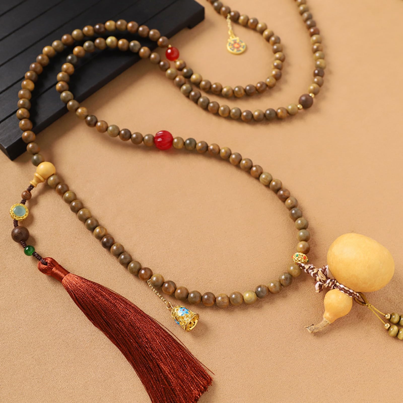 De cuentas ligero y versátil adornado con madera de sándalo verde y de calabaza para uso informal durante todo día Collar de cuentas ligero y versátil adornado con madera de sándalo