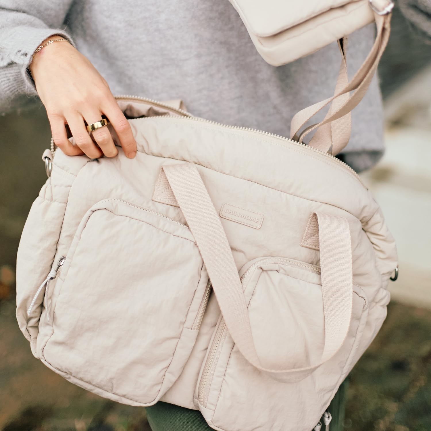 CHILDHOME, Sac à Langer Bébé Mellow – Sac Nursery Matelassé Tout-en-Un, Compartiments Multiples, Pochette Isotherme, Pochette Lingettes, Accessoires Inclus, Beige