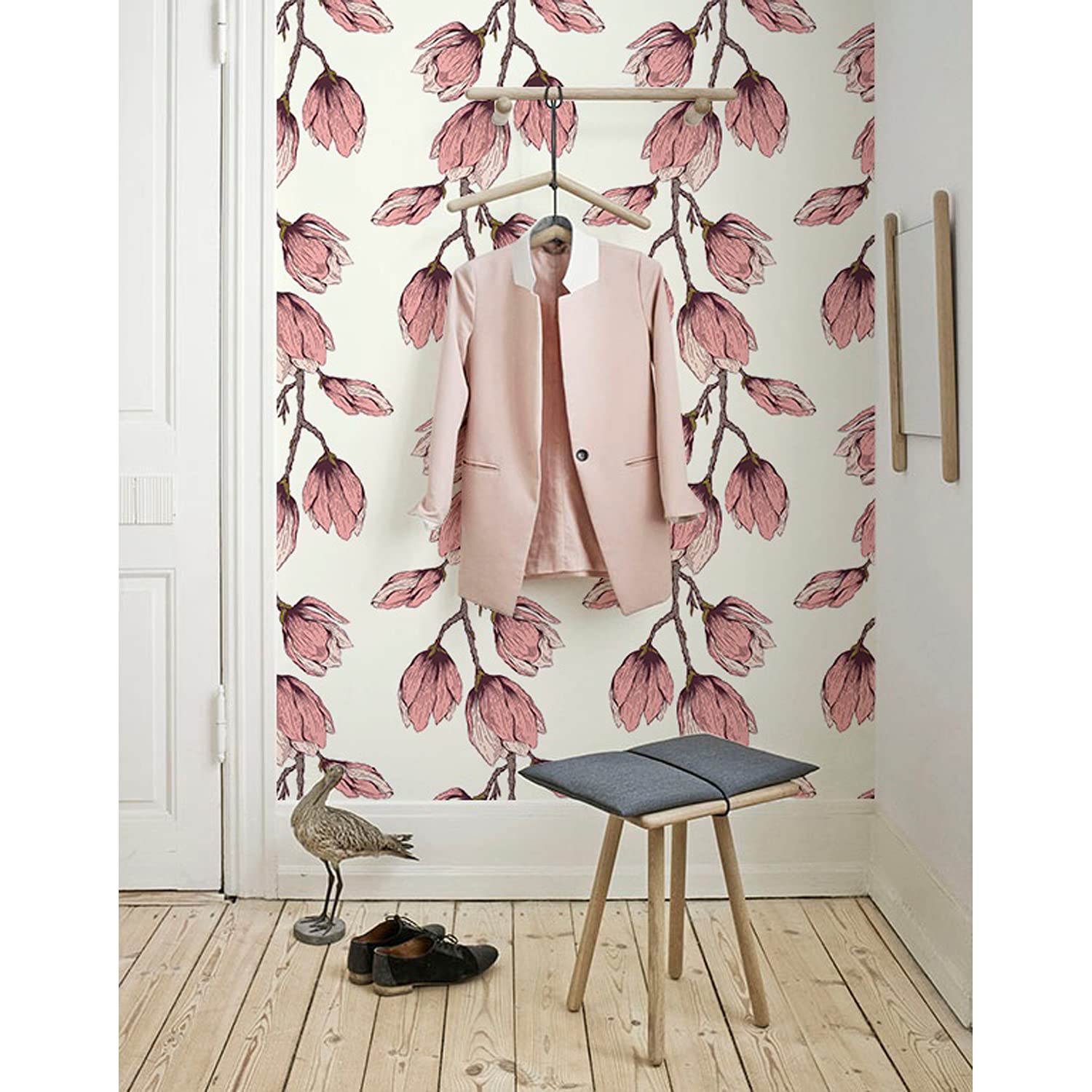 Papier peint floral grimpeur pour masquer un mur abîmé avec élégance